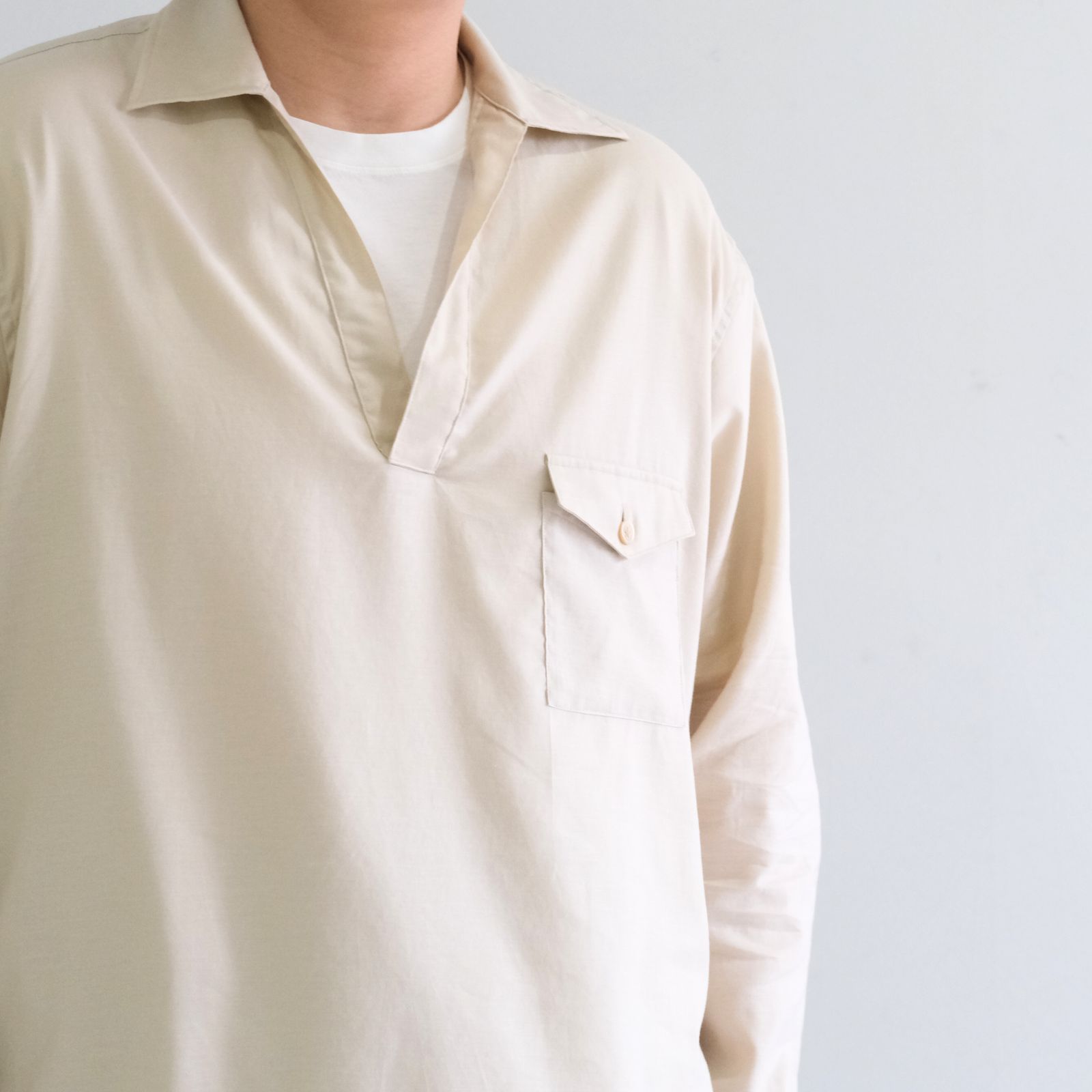 SILKY SOFT TWILL SKIPPER SHIRT / シルク ソフト ツイル スキッパー シャツ（SAND）