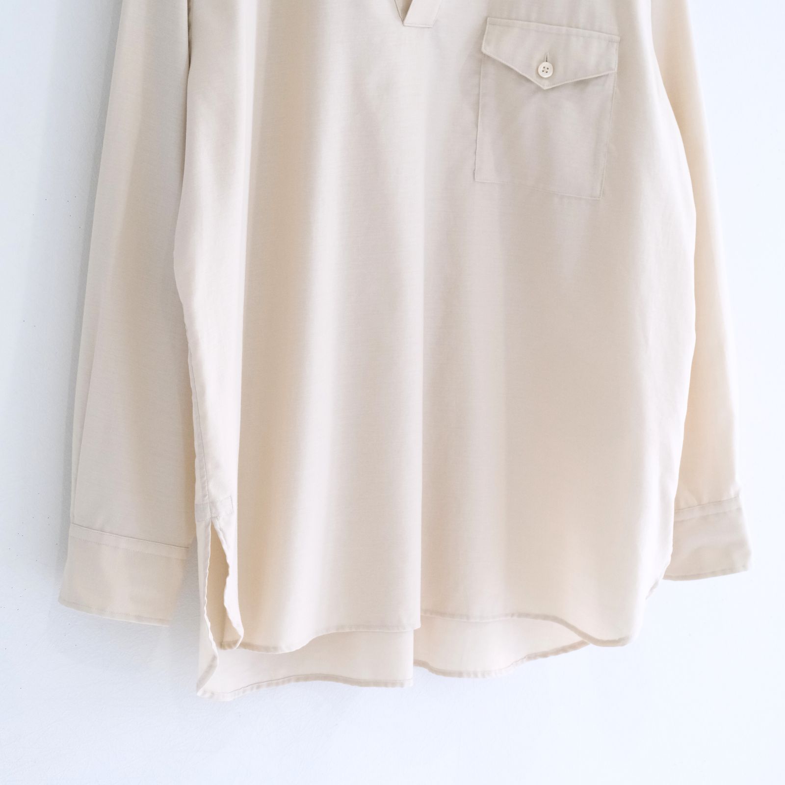 SILKY SOFT TWILL SKIPPER SHIRT / シルク ソフト ツイル スキッパー シャツ（SAND）