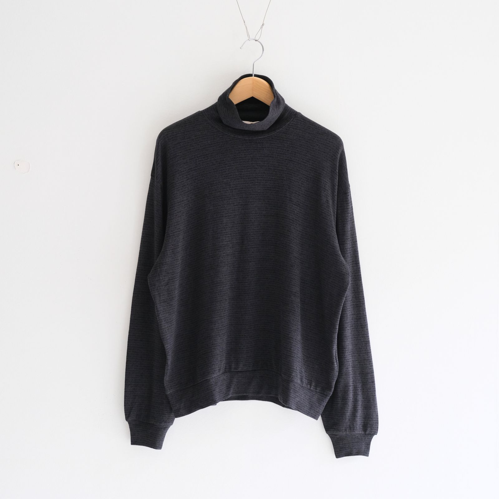 SUPER FINE WOOL COTTON TURTLE-NECK TOP（BORDER STRIPE）（BLACK×CHARCOAL）