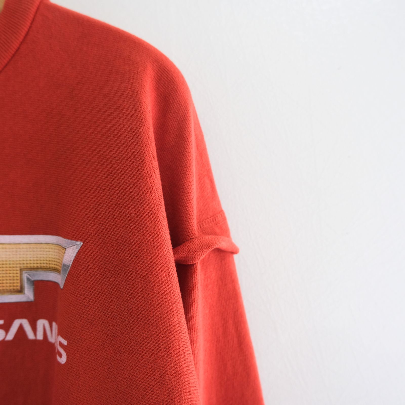 DETROIT LOGO CUTOFF LS TEE（VERMILION）
