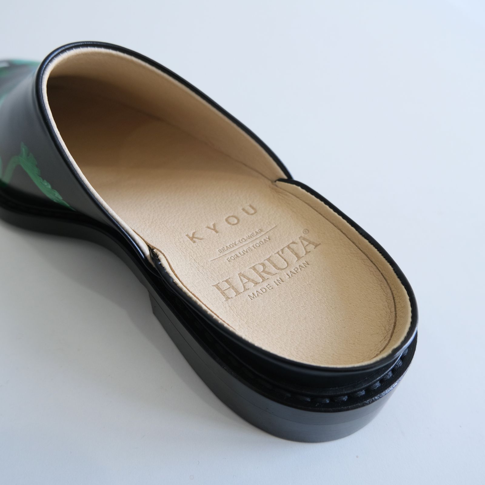 "BLOSSOM" Hand Painted Sandals by HARUTA feat. MIO YAMAMOTO / 「BLOSSOM」ハンド ペイント サンダル バイ ハルタ feat. ミオ ヤマモト（BLACK）