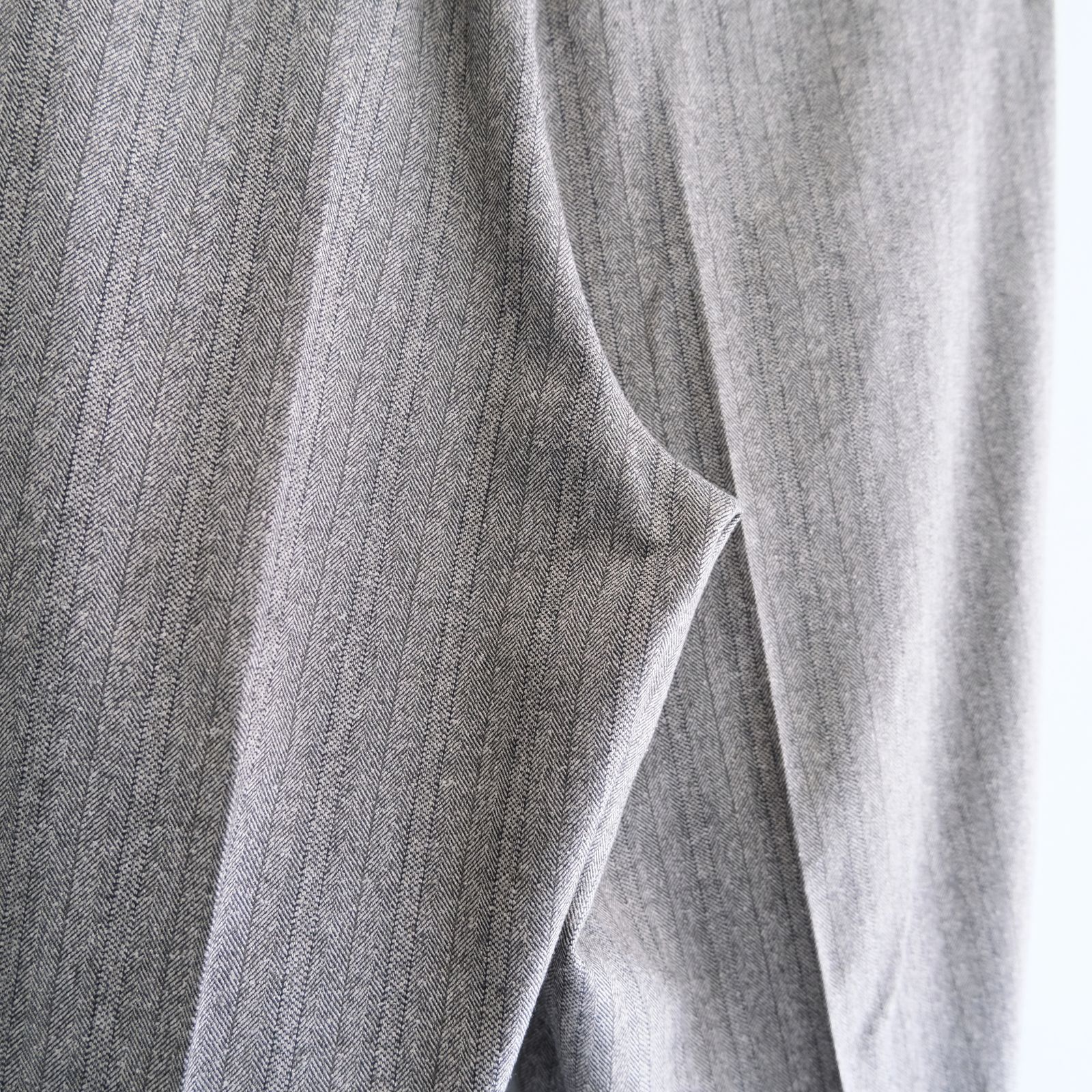 【残り1点】W/S HERRINGBONE STRIPE TUCKED TROUSERS（TAUPE GREY）
