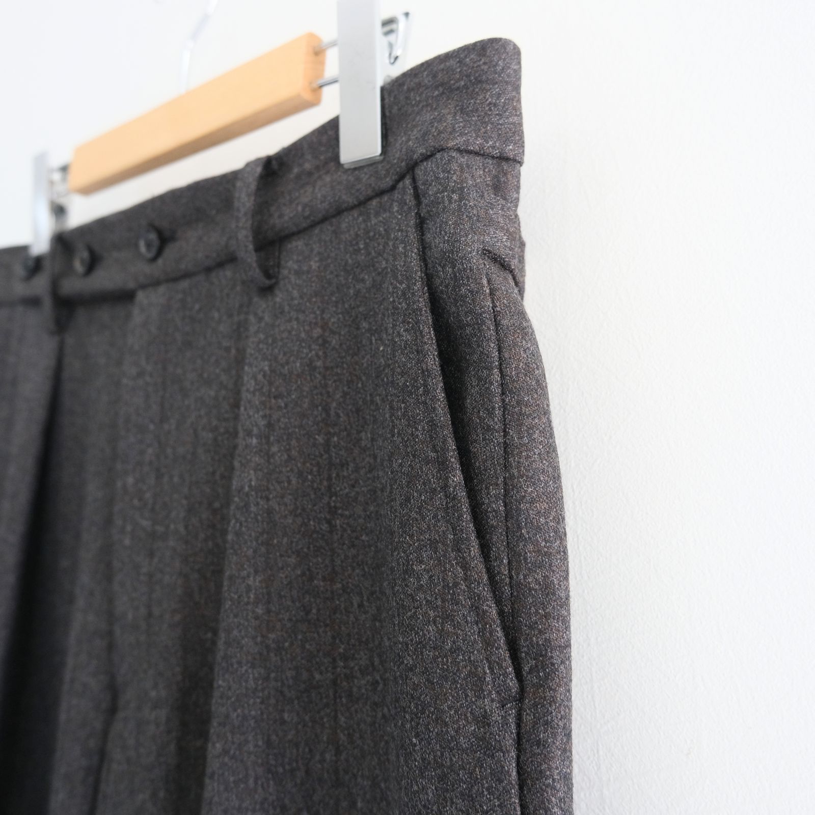 【残り1点】MELANGE BARATHEA STRIPE TUCKED TROUSERS（CHARCOAL BROWN）