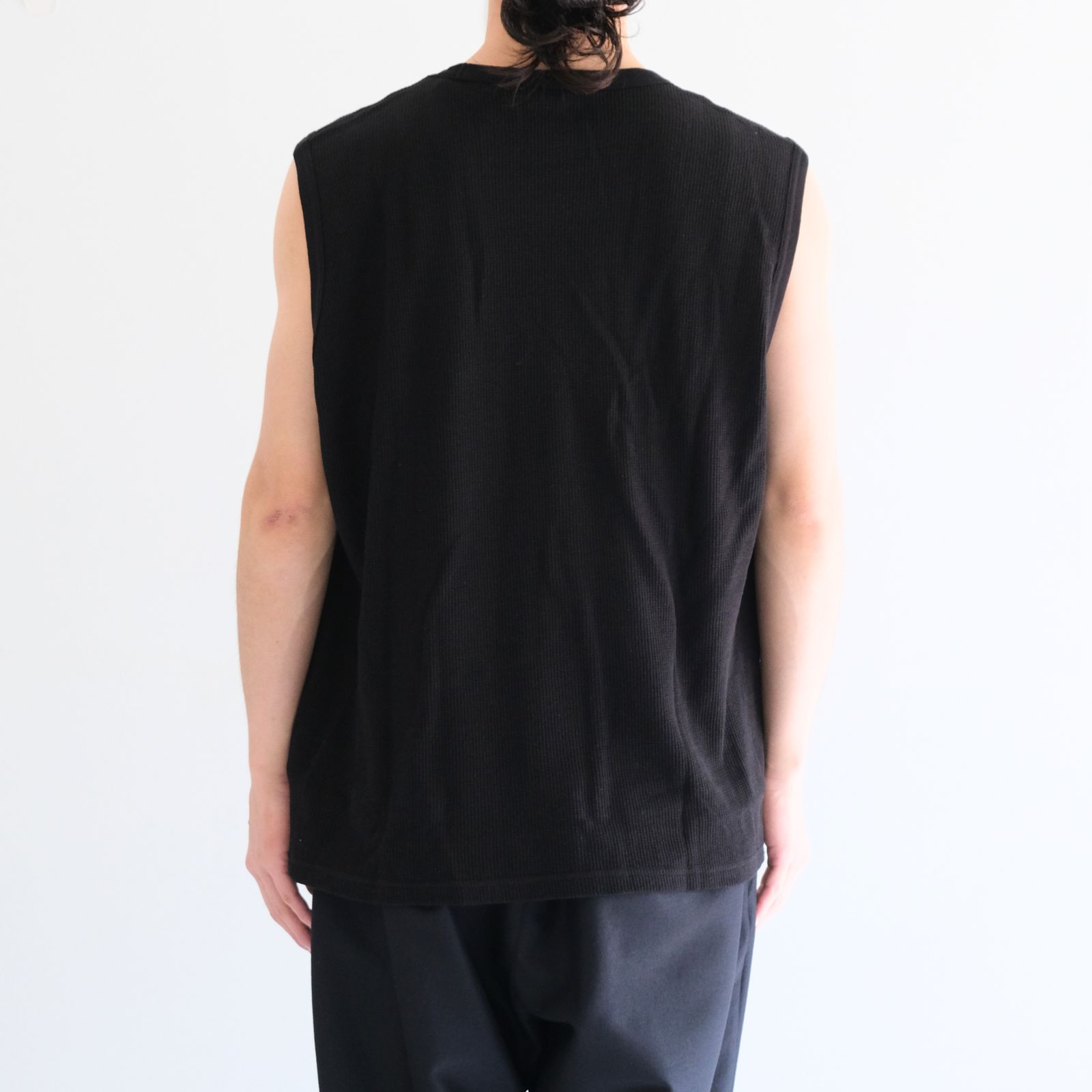 WRAP AROUND SLEEVELESS POCKET TEE ‐Recycle supima waffle‐ / ラップアラウンドスリーブレスポケットTEE ‐リサイクルスーピマワッフル‐（Black）