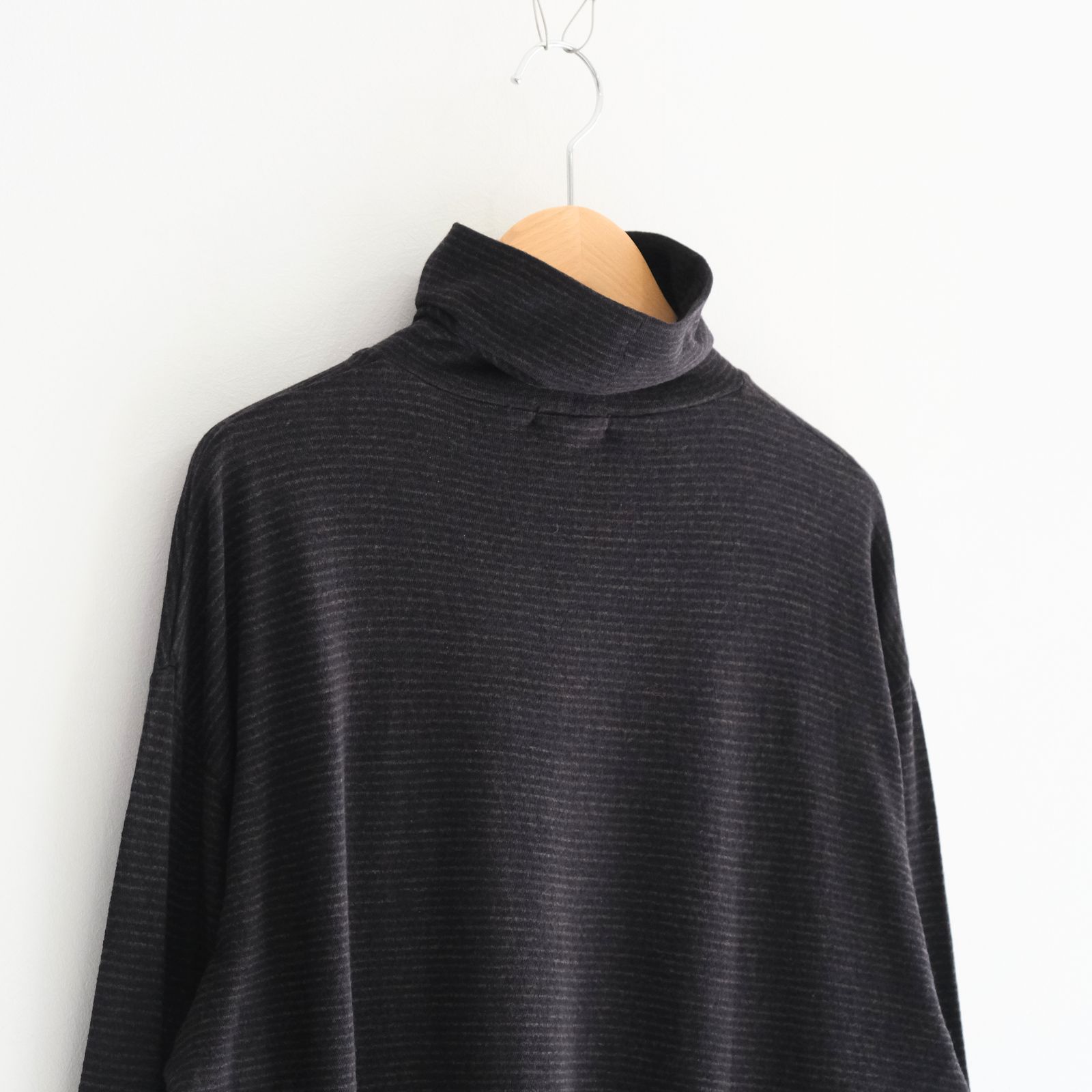 SUPER FINE WOOL COTTON TURTLE-NECK TOP（BORDER STRIPE）（BROWN×BLACK）