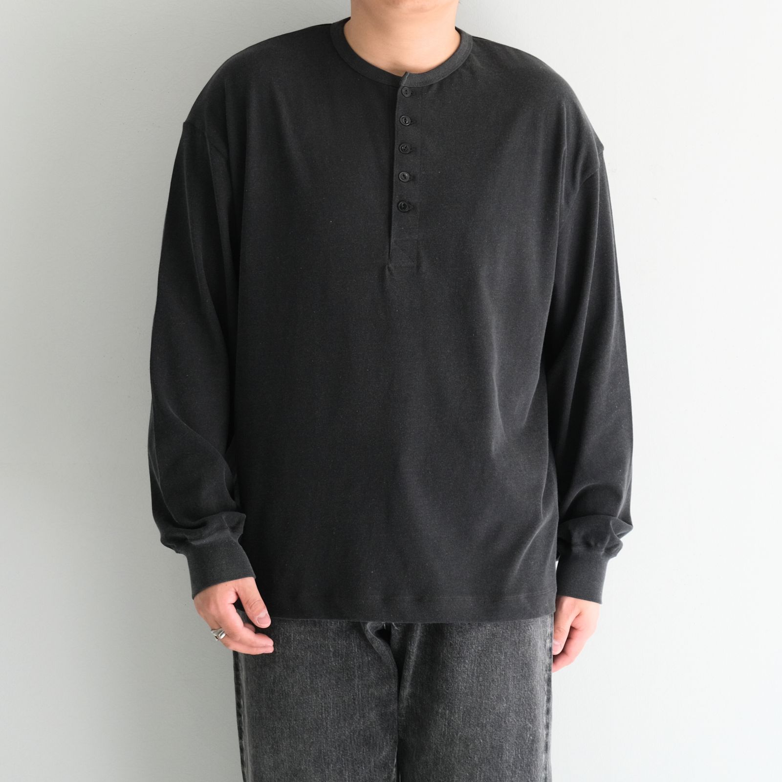 FADED TWIST TENJIKU HENLEY-NECK TOP / フェードツイスト天竺ヘンリーネックトップ（BLACK）