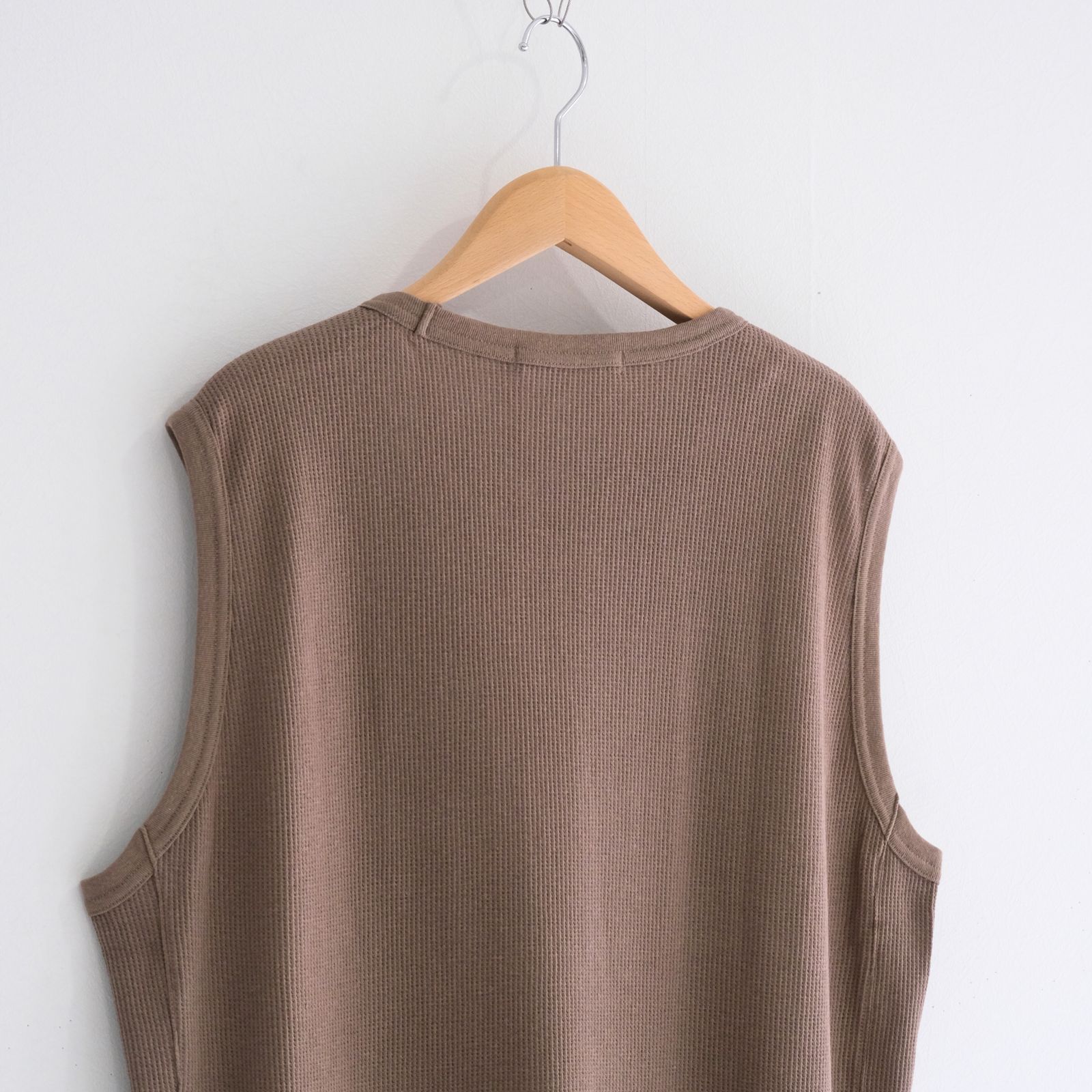 WRAP AROUND SLEEVELESS POCKET TEE ‐Recycle supima waffle‐ / ラップアラウンドスリーブレスポケットTEE ‐リサイクルスーピマワッフル‐（Brown）