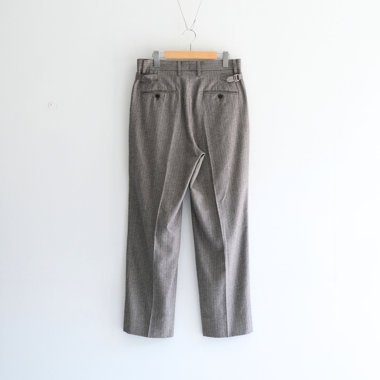 【残り1点】W/S HERRINGBONE STRIPE TUCKED TROUSERS（TAUPE GREY）