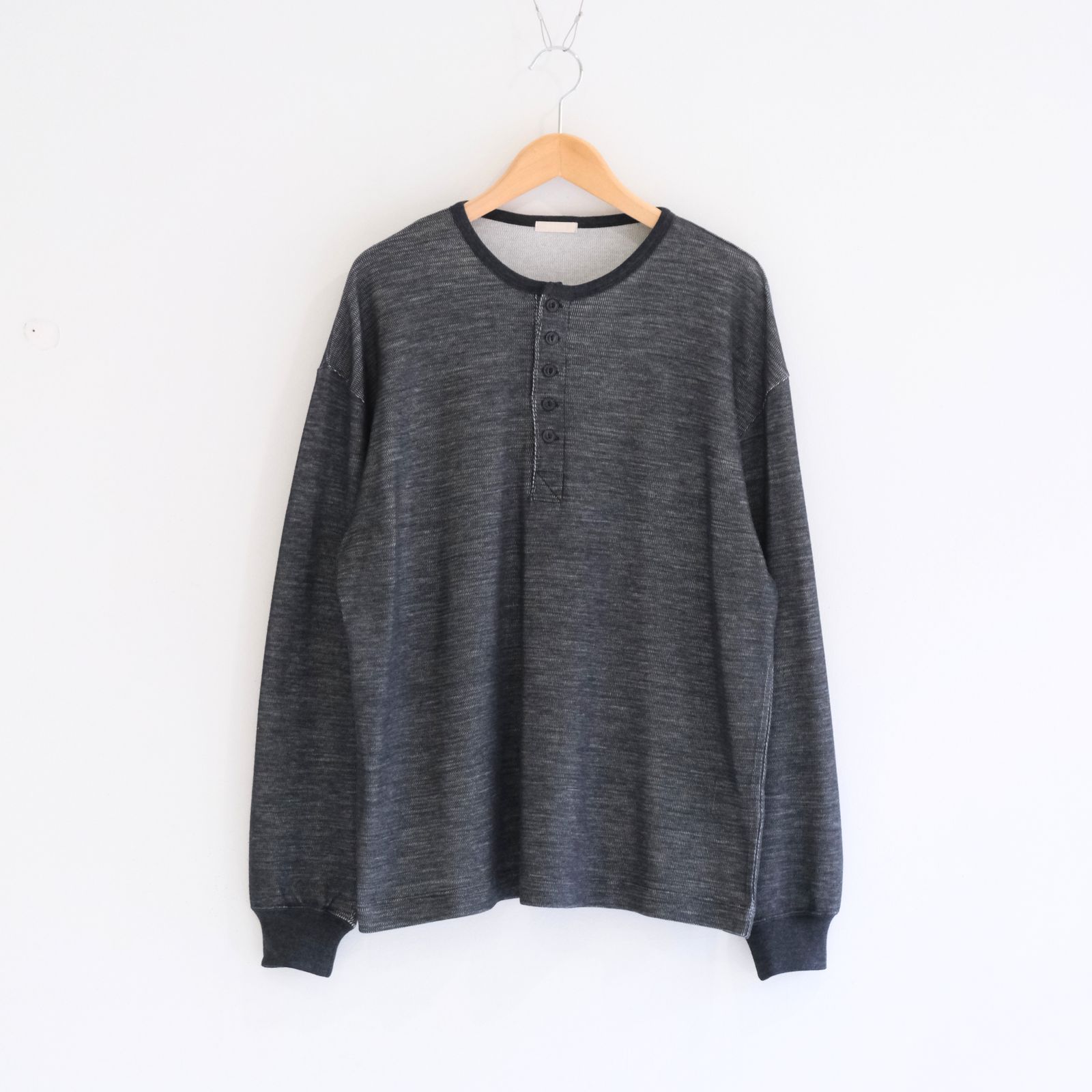 W/C HONEYCOMB HENLEY-NECK TOP（CHARCOAL）