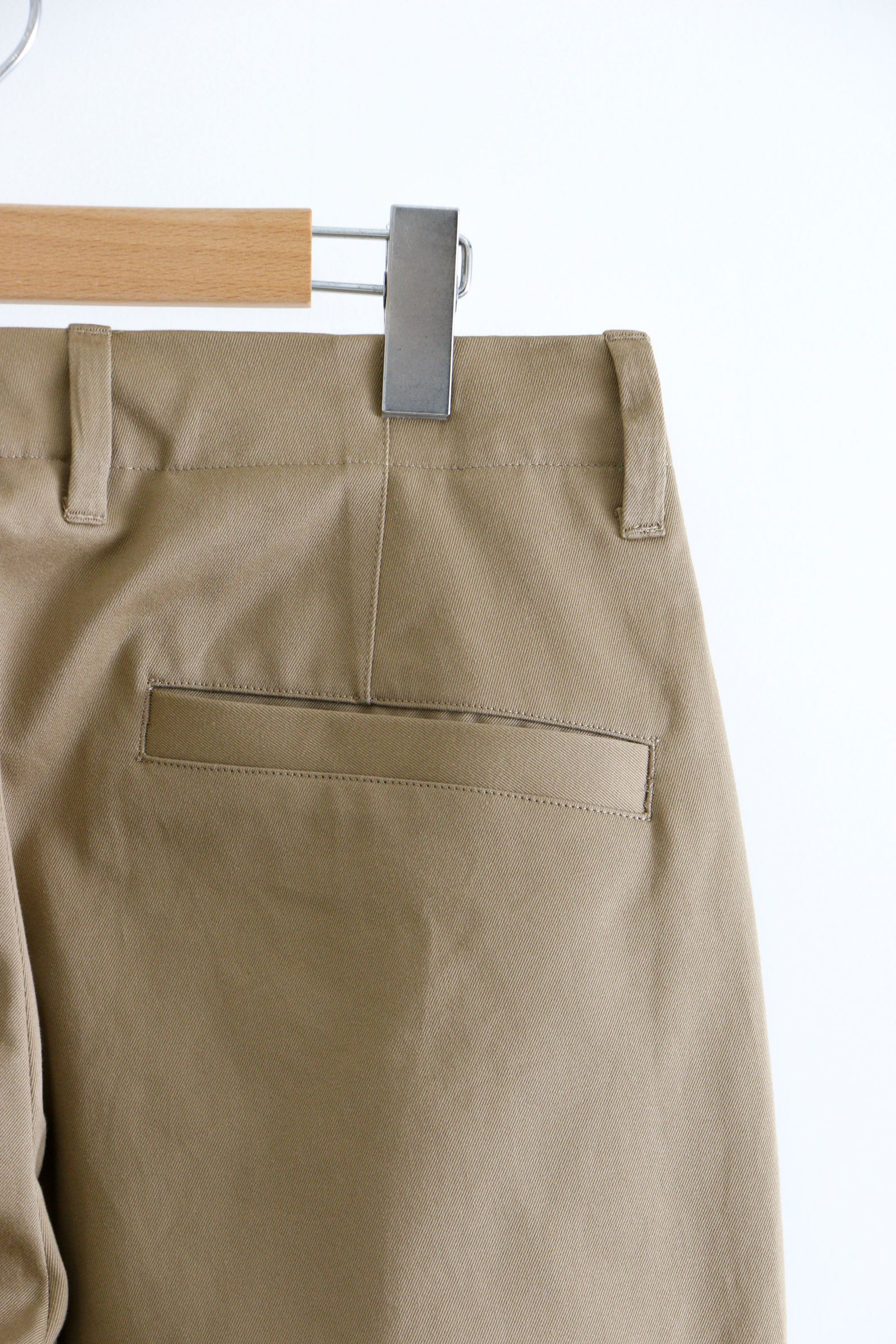 UNIVERSAL PRODUCTS - No Tuck Wide Chino Trousers CAMEL | koko