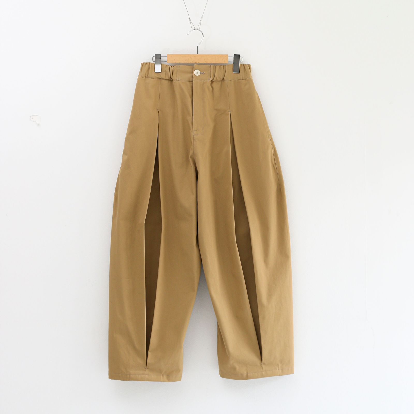 SAGE NATION - BOX PLEAT TROUSER SAND / ボックスプリーツトラウザー / チノ / ボトムス / ベージュ |  koko