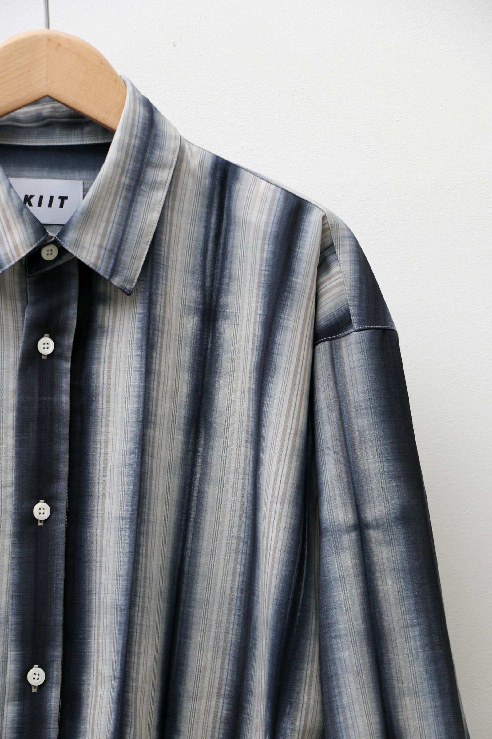 KIIT - REGULAR COLLAR STRIPE SHIRT - Beige Stripe × Charcoal - | koko