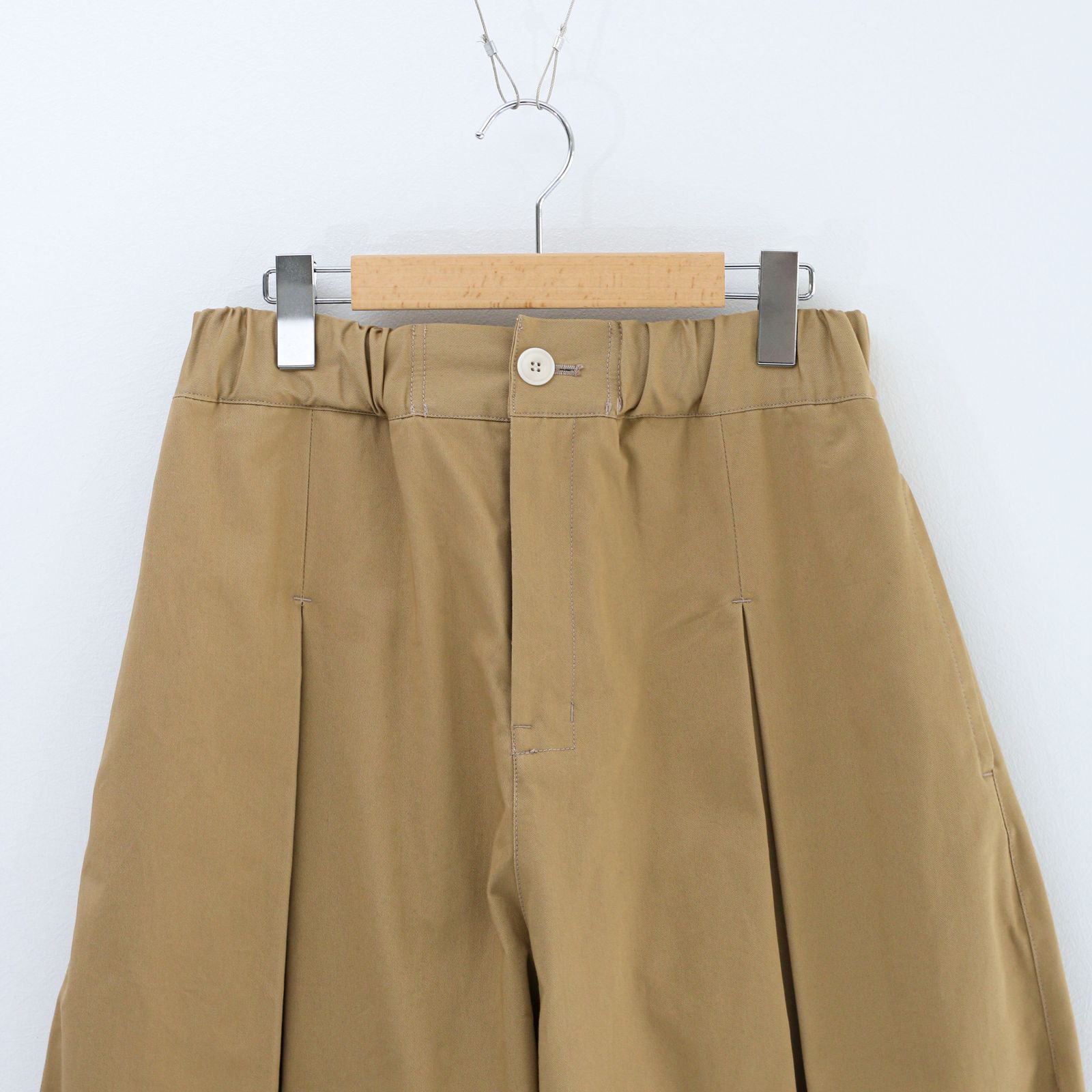 SAGE NATION - BOX PLEAT TROUSER SAND / ボックスプリーツトラウザー / チノ / ボトムス / ベージュ |  koko