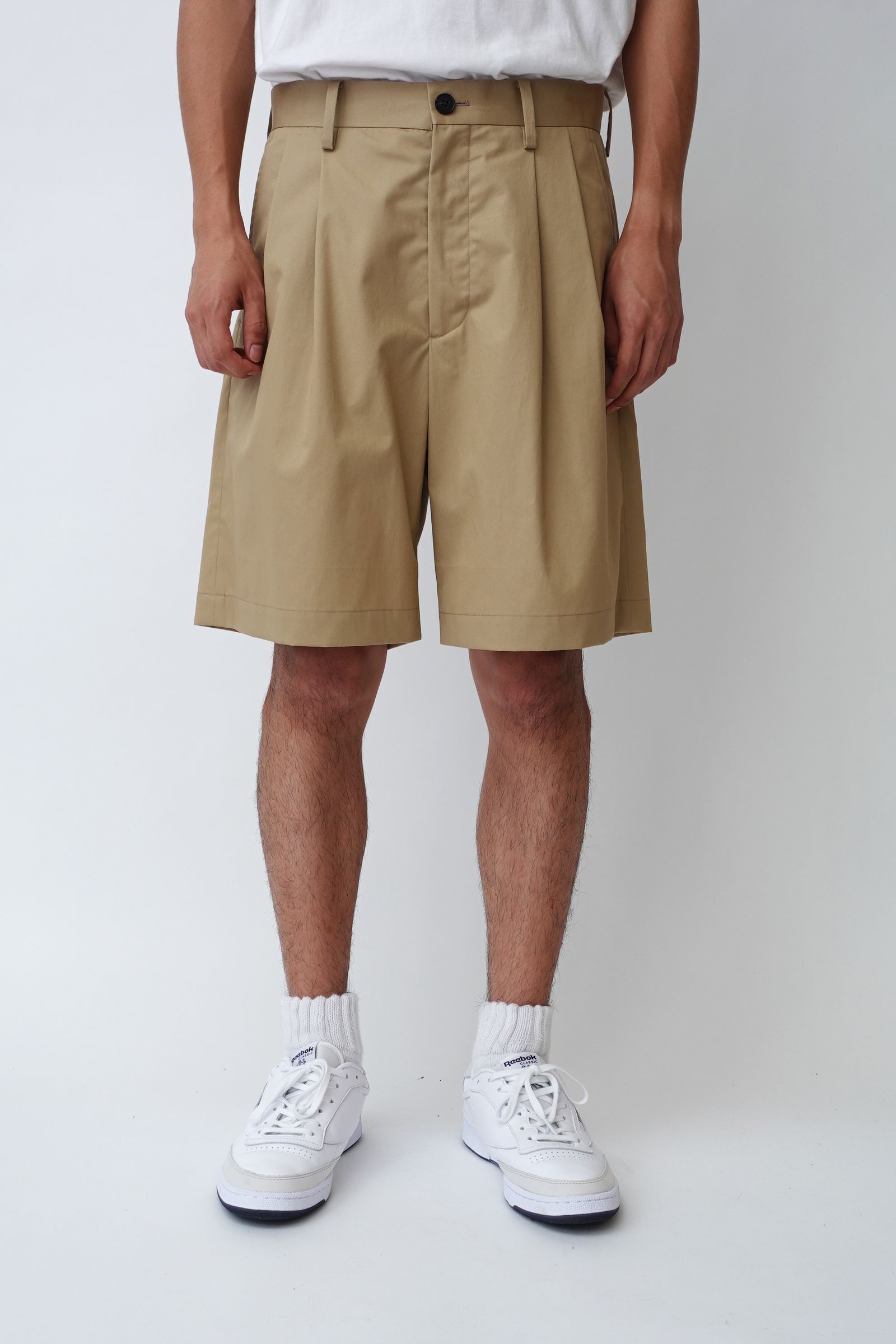 UNIVERSAL PRODUCTS - 2TUCK WIDE EASY SHORTS BEIGE | koko