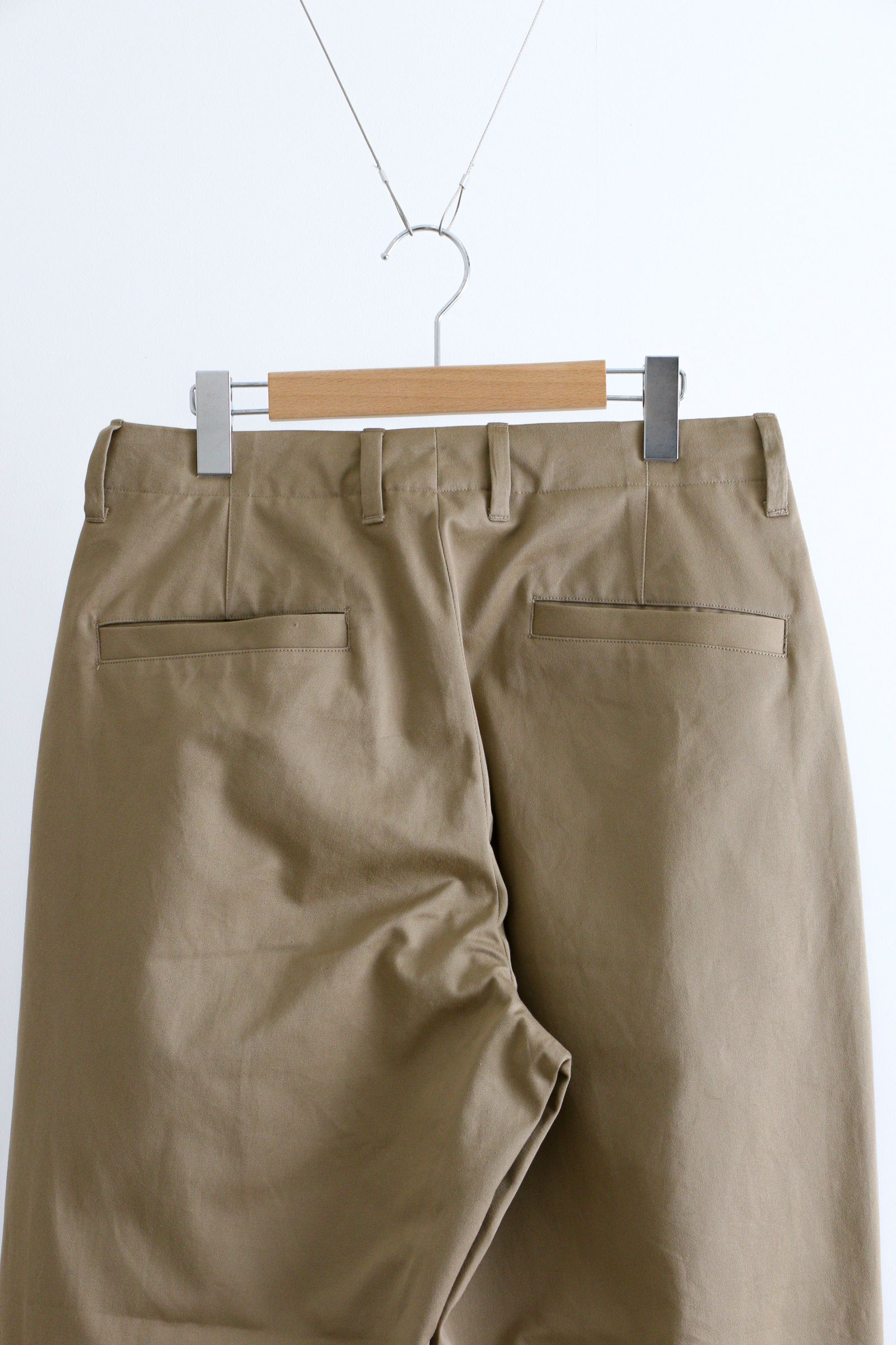 UNIVERSAL PRODUCTS - No Tuck Wide Chino Trousers CAMEL | koko