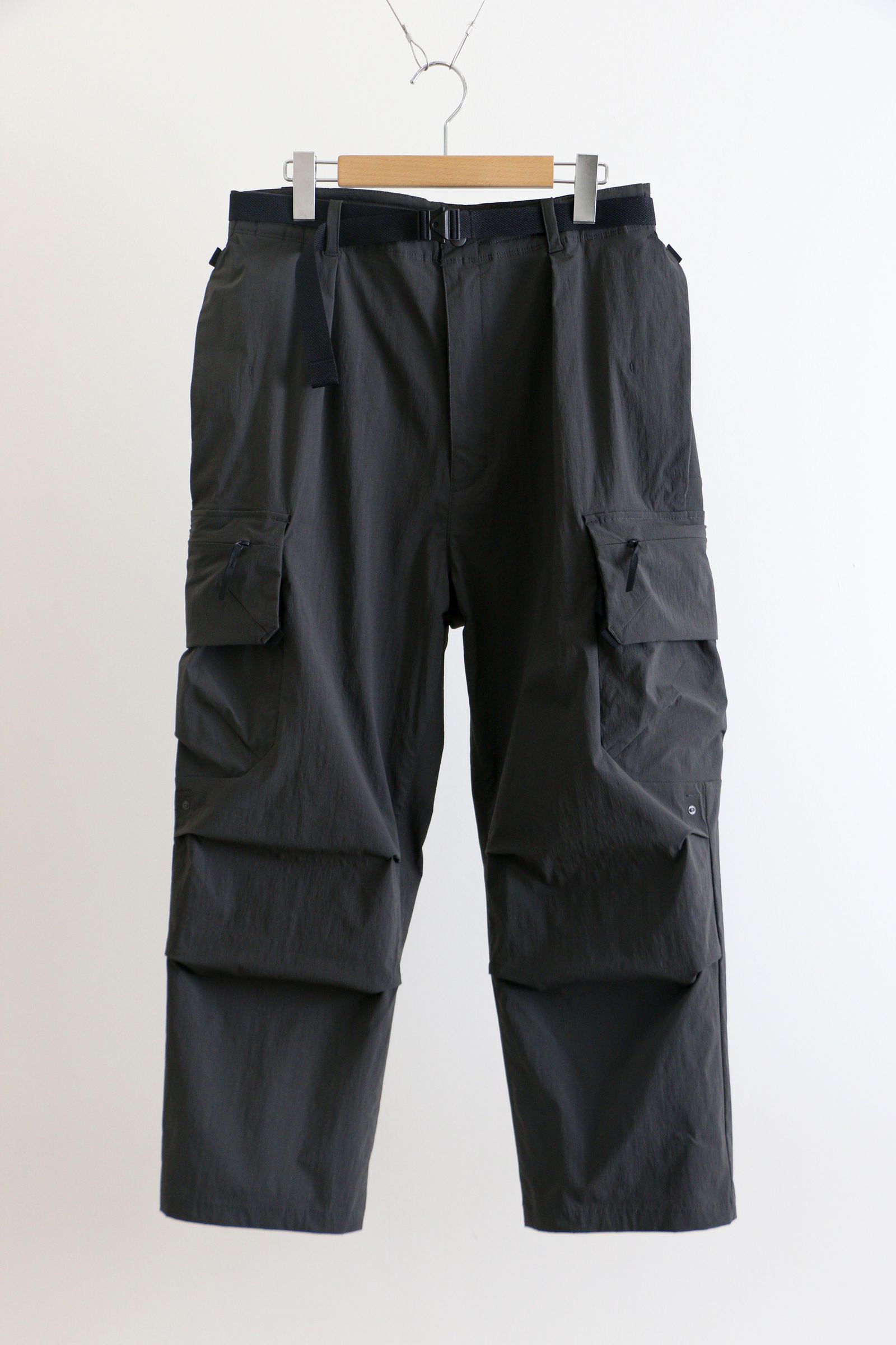 alk phenix - Cargo Pants KAR / karu-stretch taffeta II / OFF BLACK
