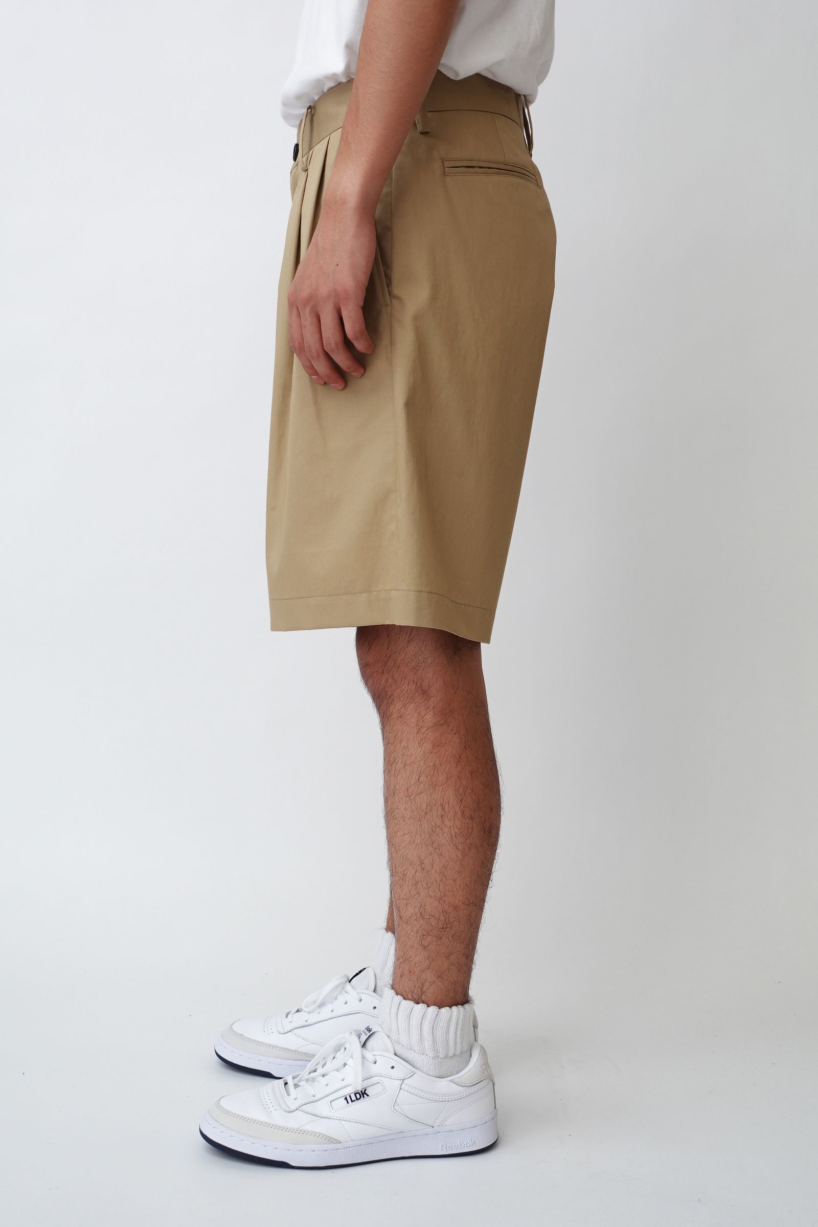 UNIVERSAL PRODUCTS - 2TUCK WIDE EASY SHORTS BEIGE | koko