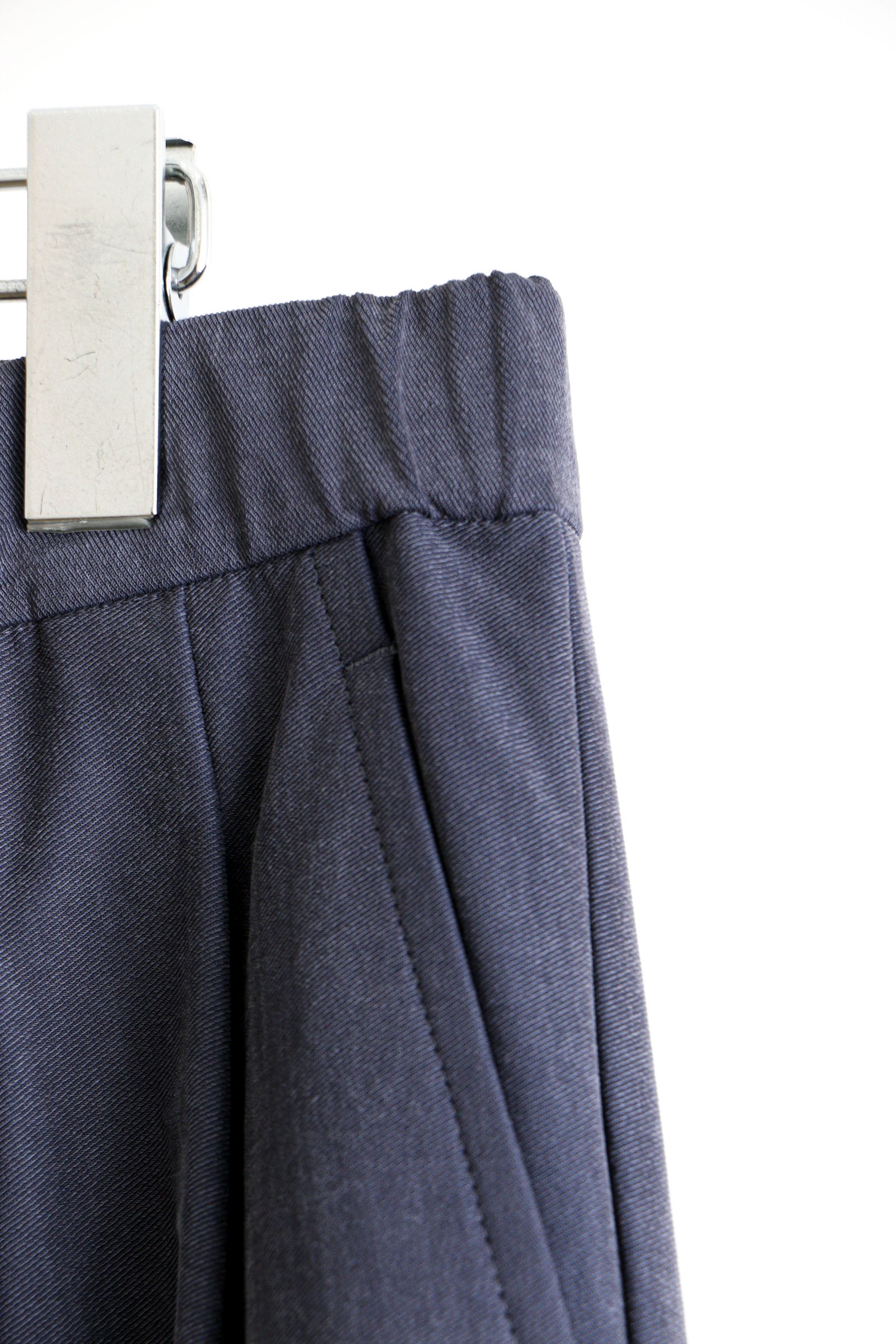 KANEMASA - Fibri Cupro Vintage Easy Tuck Pants Charcoal Navy | koko