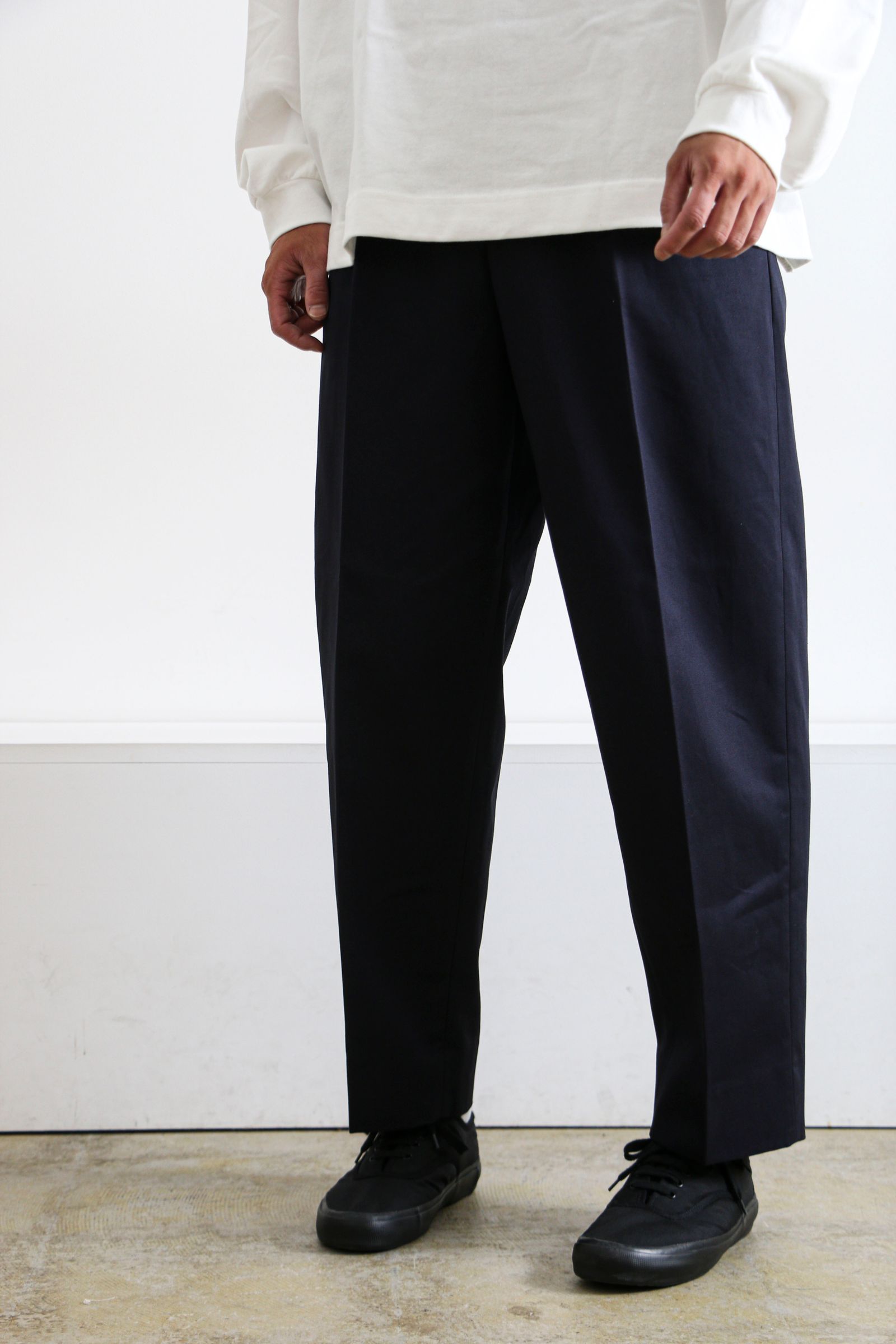 UNIVERSAL PRODUCTS/COTTON 1TUCK TROUSERS - チノパン