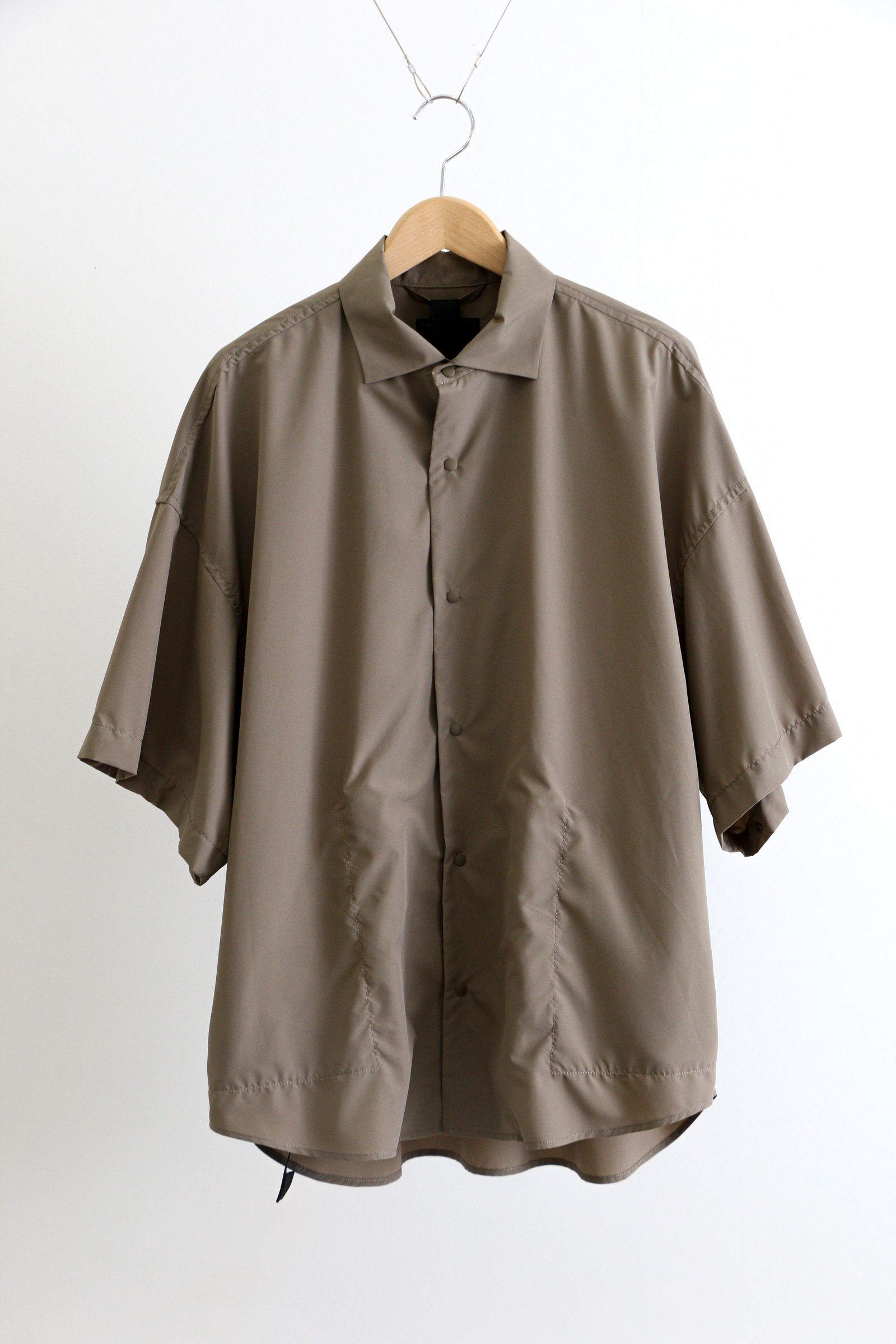 meanswhile - FEATHER SMOOTH SNAP SH TAUPE / 2Wayシャツ ...