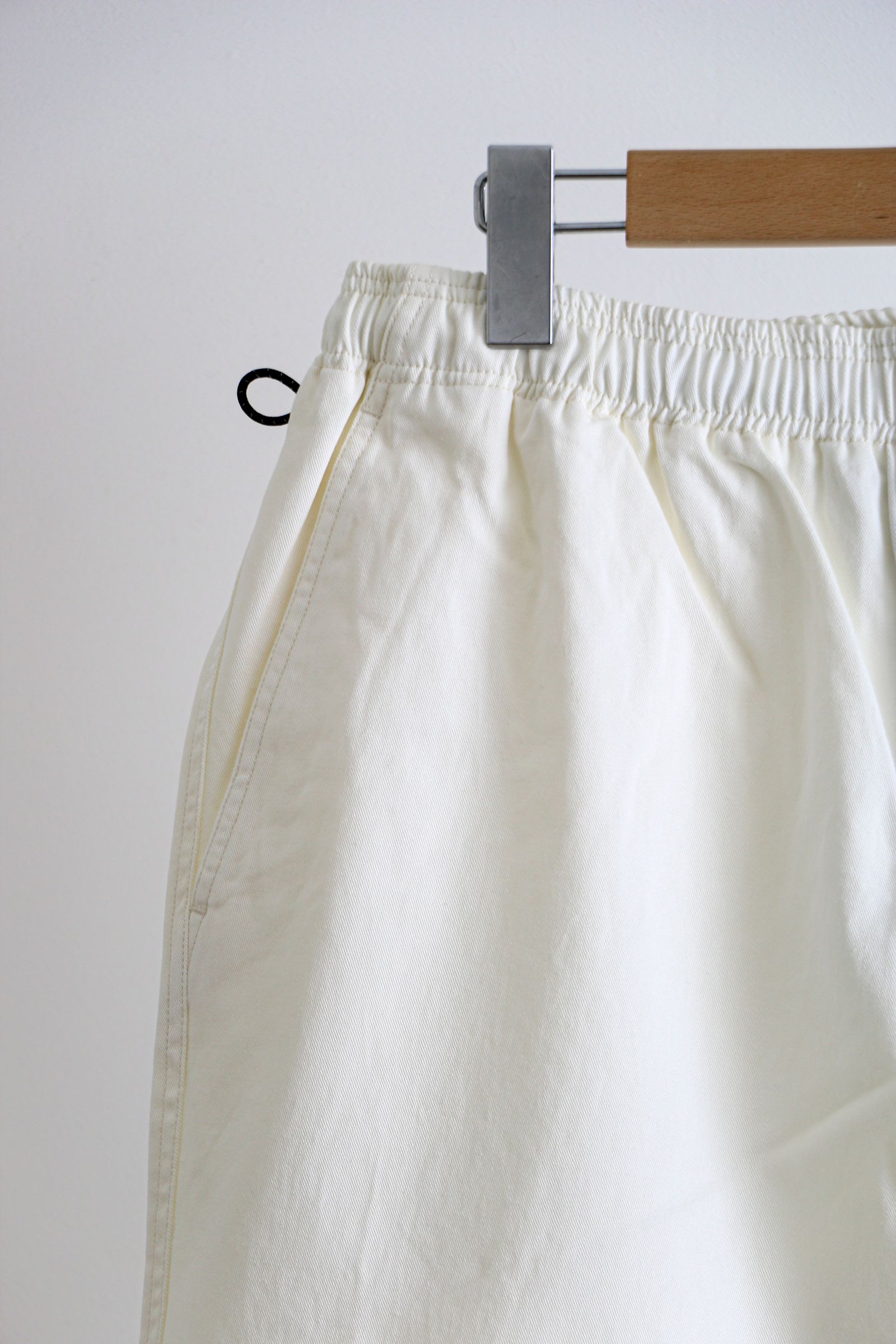 bal - WASHED TWILL ELASTIC WAIST TROUSER Off White