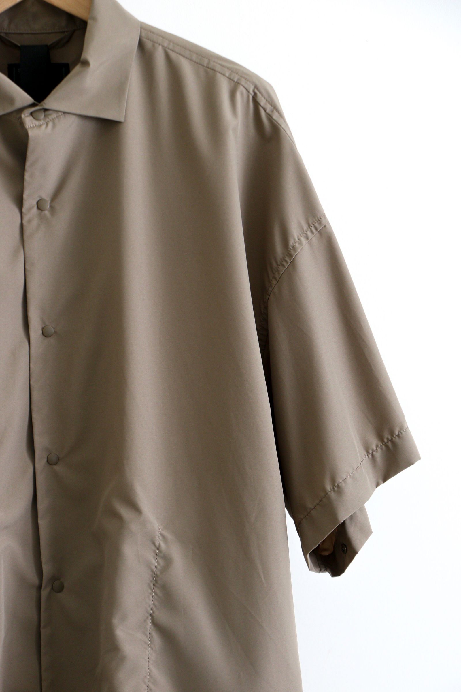 meanswhile - FEATHER SMOOTH SNAP SH TAUPE / 2Wayシャツ / ベージュ ...