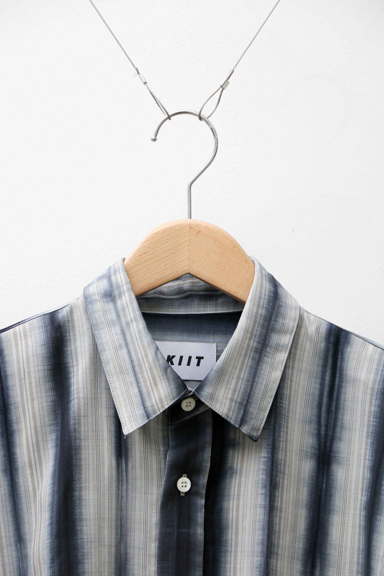 KIIT - REGULAR COLLAR STRIPE SHIRT - Beige Stripe × Charcoal - | koko