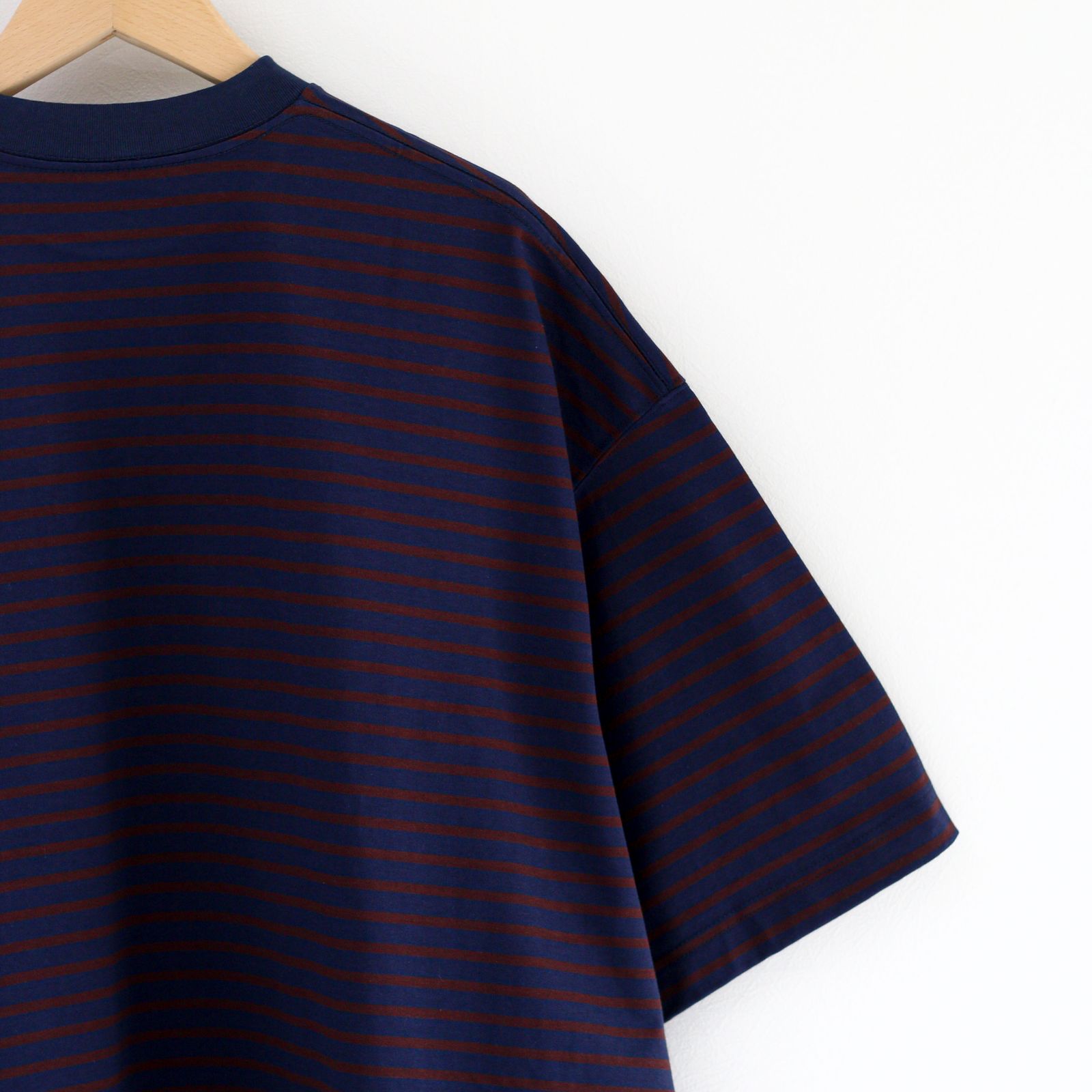 is-ness - BALLOON STRIPES T SHIRT NAVY x BROWN border