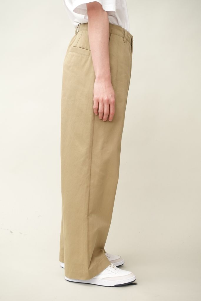 UNIVERSAL PRODUCTS - No Tuck Wide Chino Trousers CAMEL | koko
