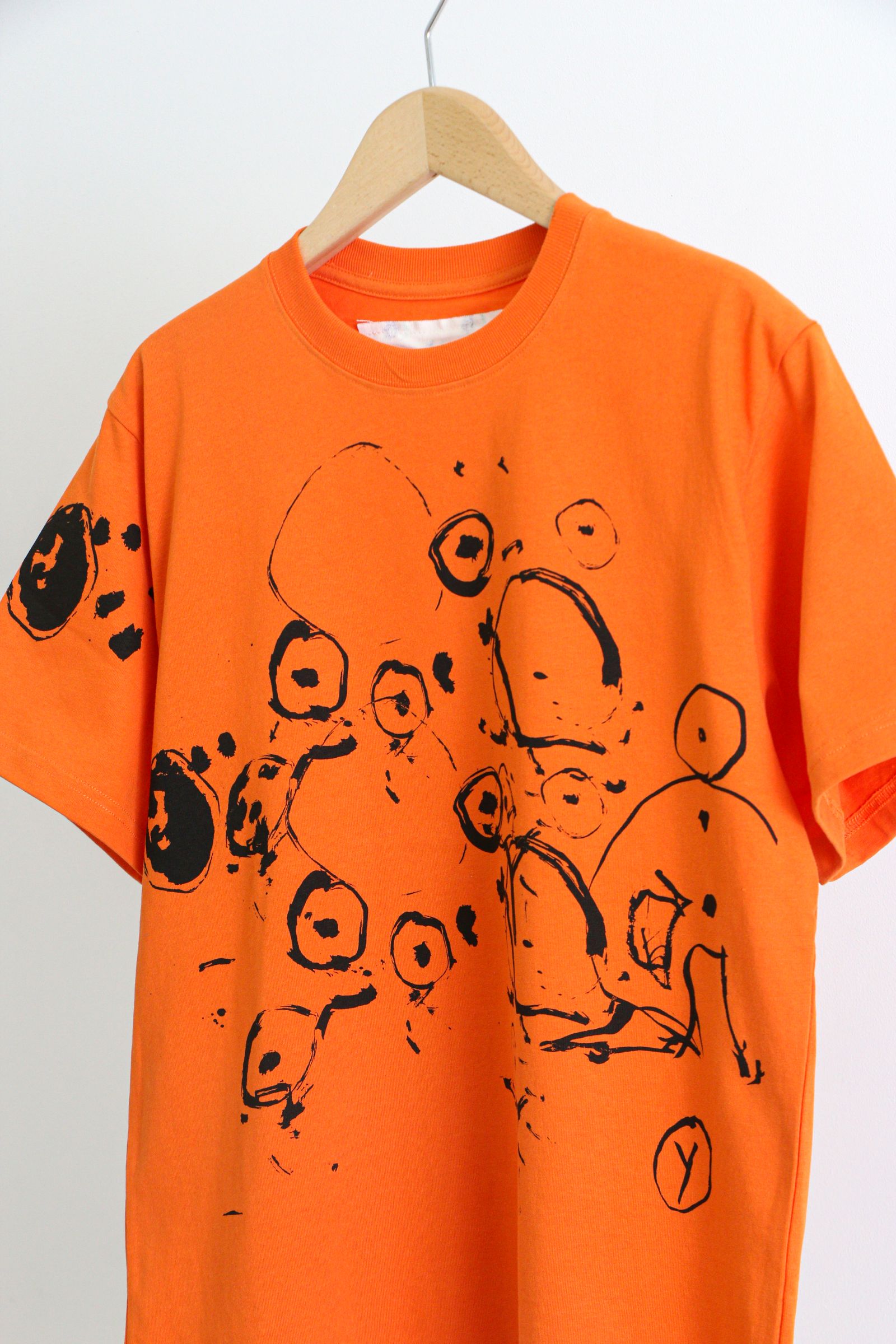 RECYCLED COTTON SS TEE / GOLDEN POPPY LUCAS DILLON / プリントTシャツ / オレンジ