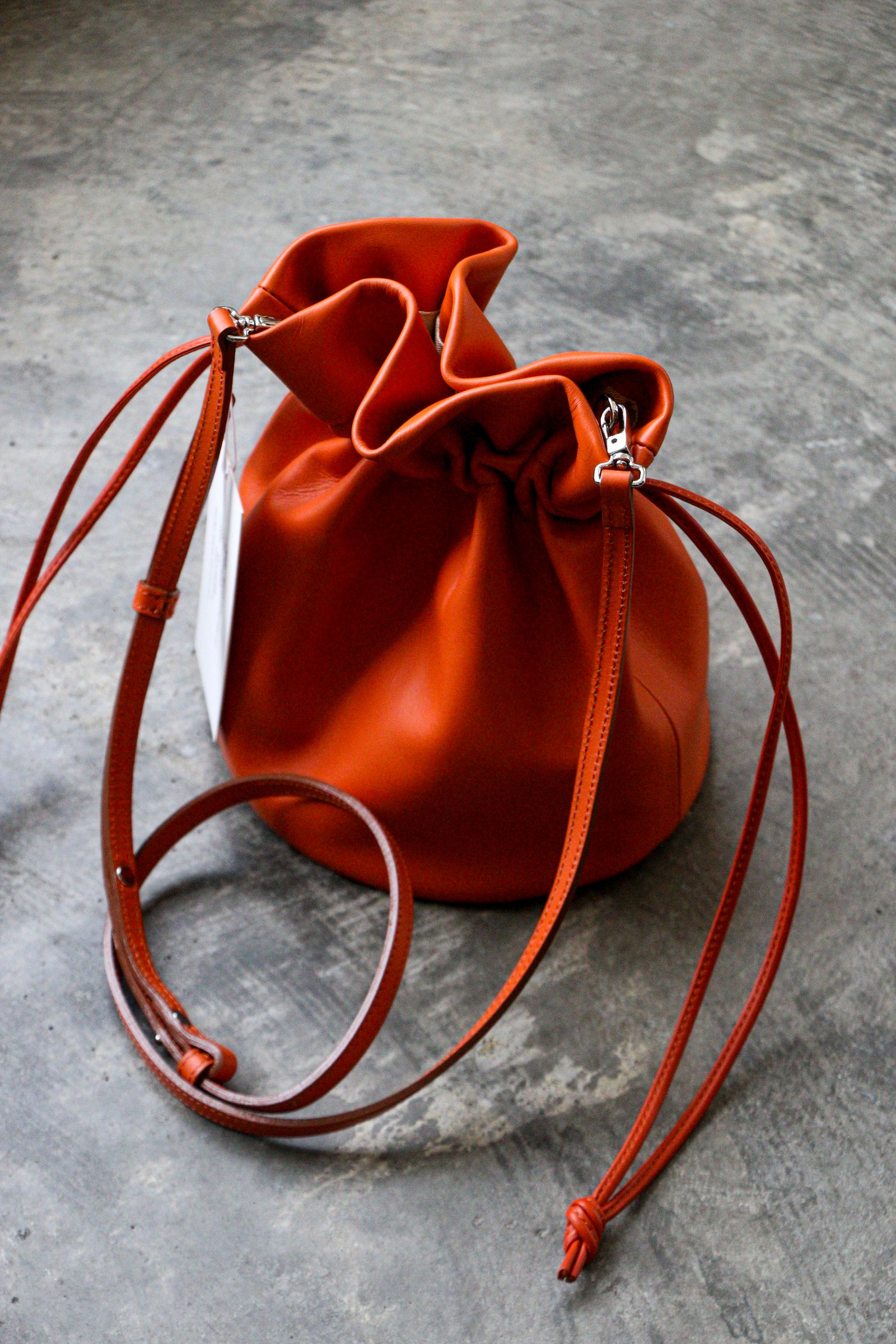 Rich I - CYLINDER LEATER PURSE BAG ORANGE / スモール / 巾着バッグ ...