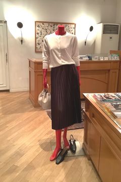 TOMORROWLAND - LEATHER − LIKE SATIN PLEATS MIDI SKIRT / レザー