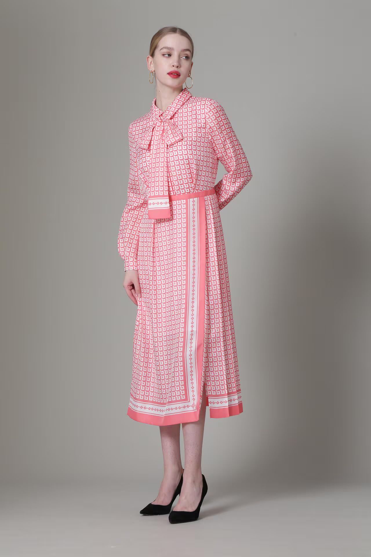 [URBAN PRECIOUS] ジオメトリックプリントワンピース (ピンク) / ポリエステル 100% / 裏地付き / 共布リボン付 / 0315140111