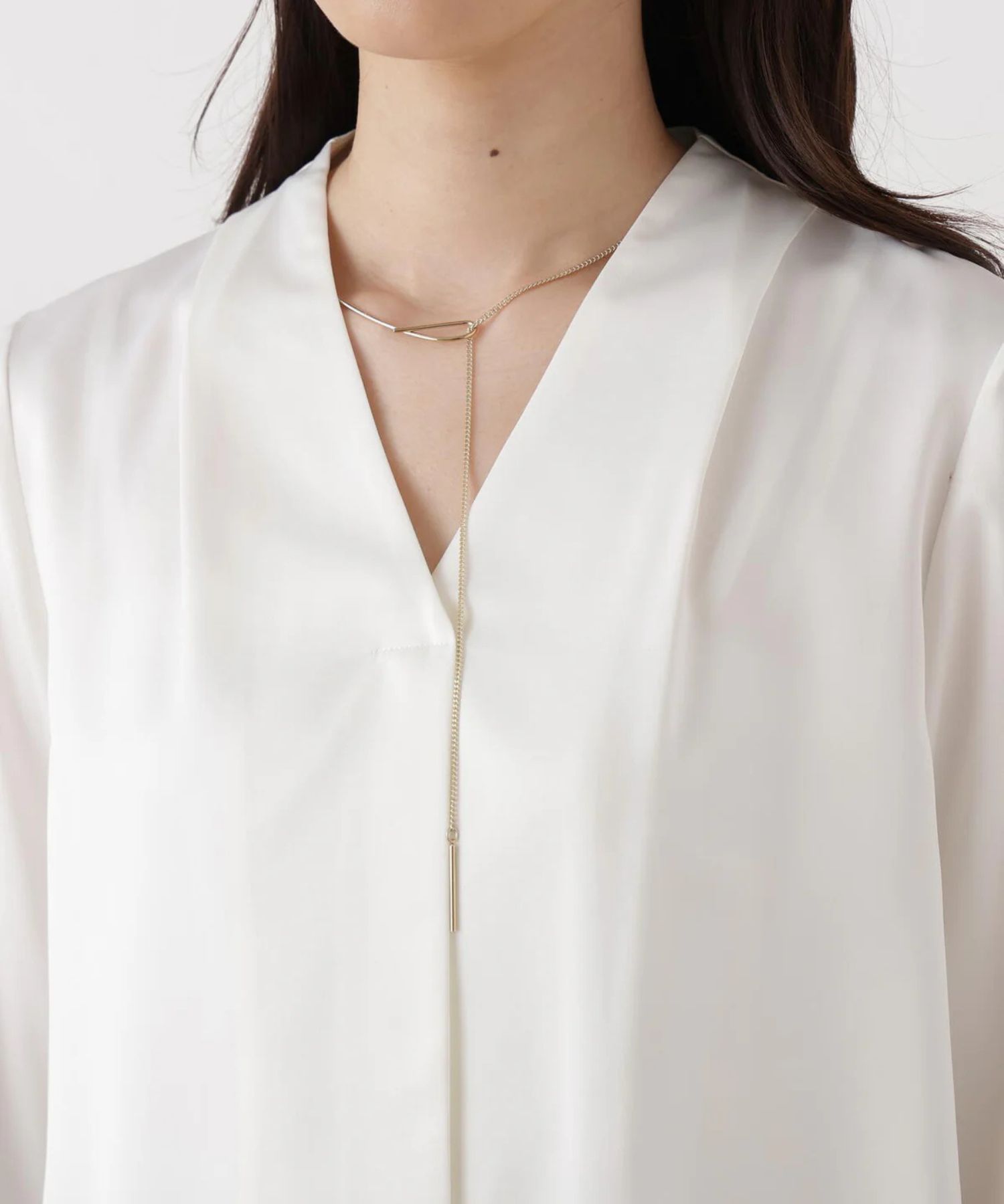 チェーンネックレス付ブラウス(ホワイト)ポリエステル / ストレッチ性あり / 裏地無し / 後ろ中心ファスナーあき / 取り外し金属パーツ付き / 0316110132