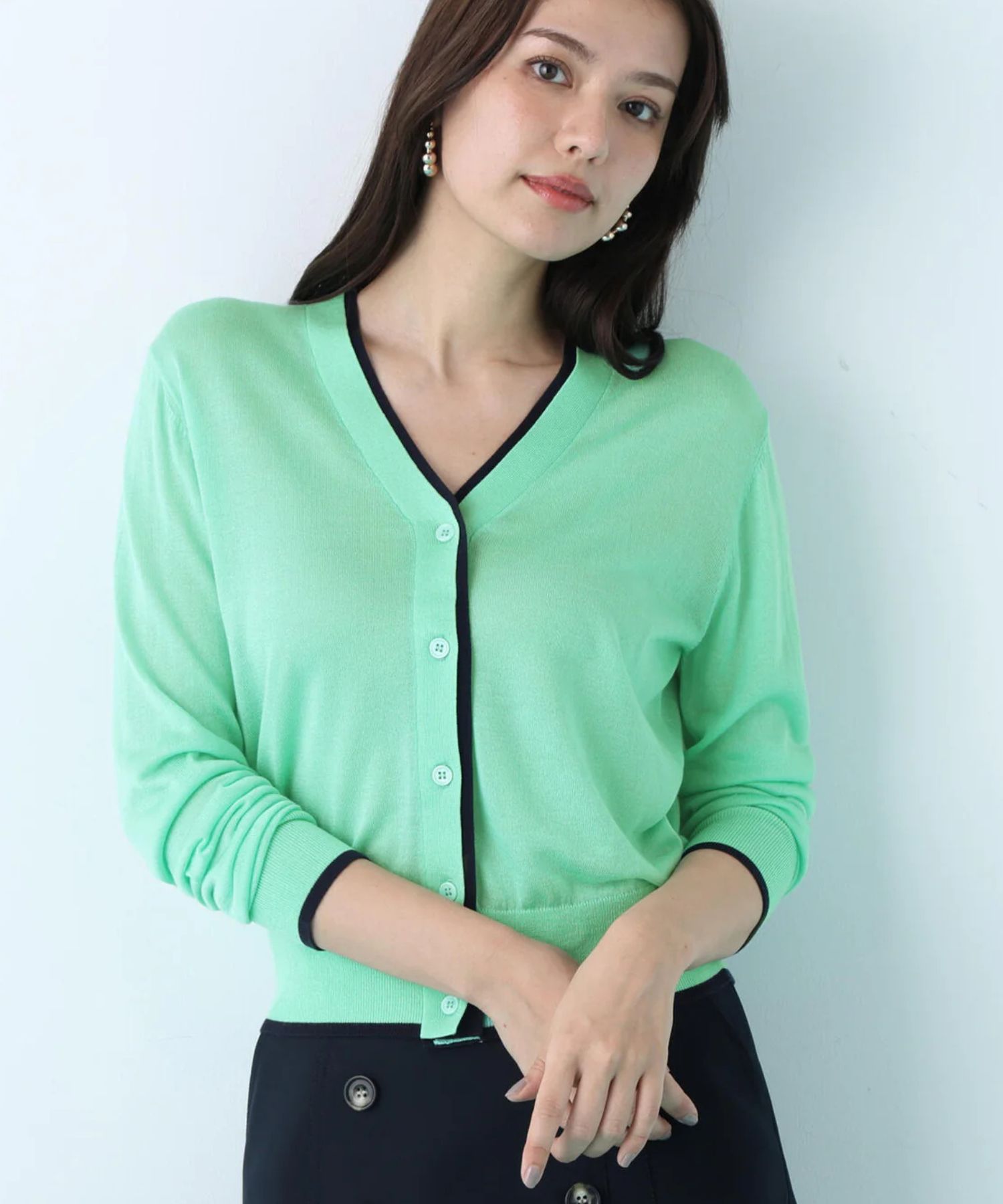 Vネックパレットニットカーディガン(ライトグリーン)再生繊維 / ウォッシャブル / 手洗い可 / ストレッチあり / 前釦開き / 裏地無し / 0316175211