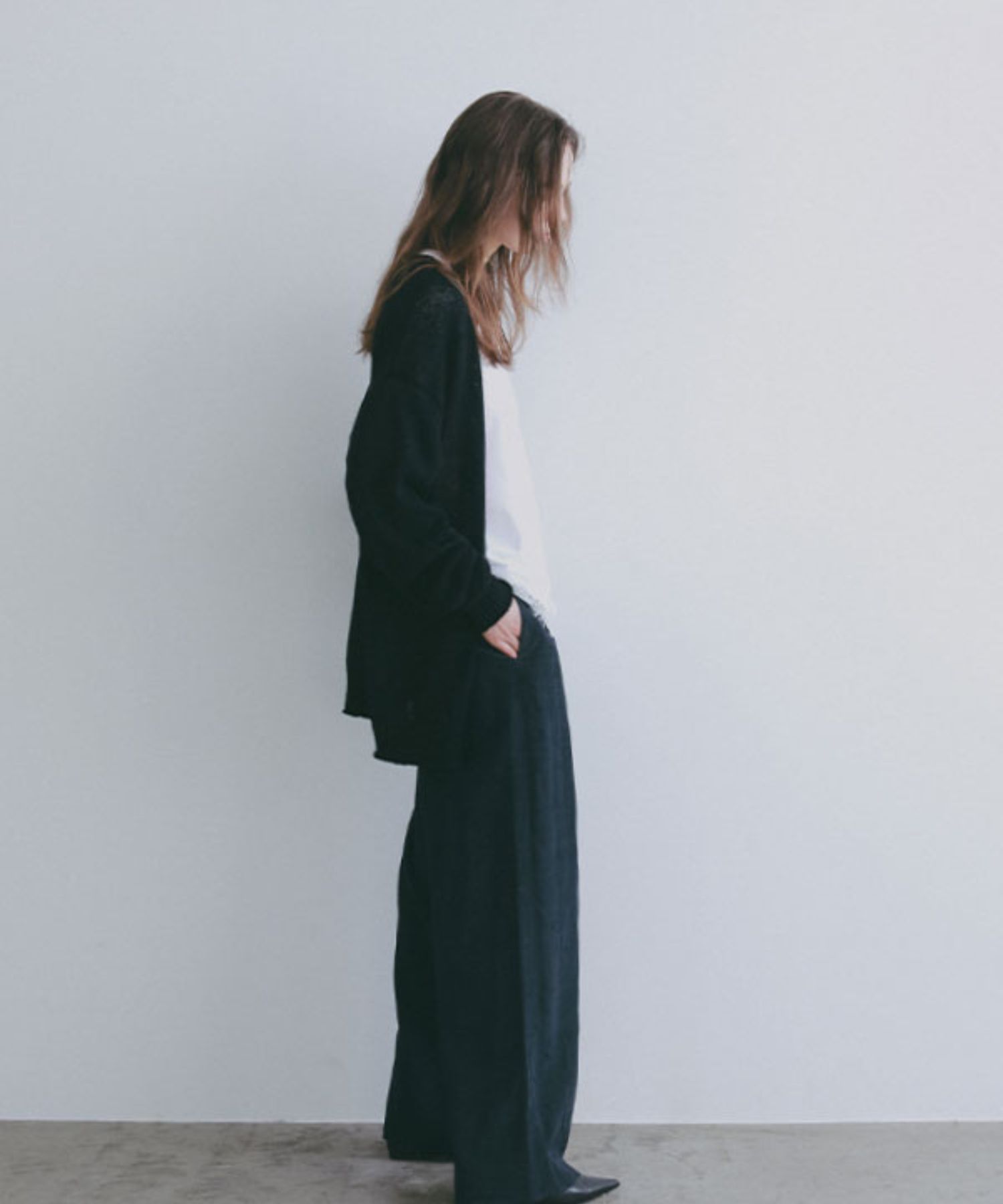 リリヤーンリネンVネックカーディガン(ブラック) 麻 / 深めVネック/ 小さめボタン / 1226204094