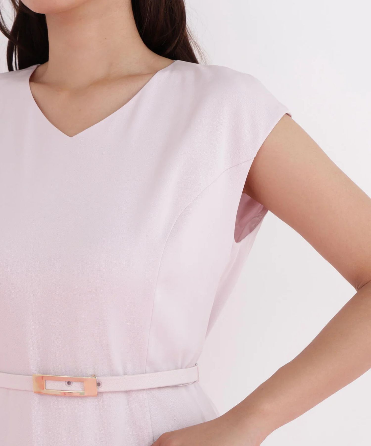 ハイツイストワンピース(ピンク)トリアセテート / 裏地付き / 後ファスナー / 後裾にベンツあり / 膝がちょうど隠れる丈 / ストレッチあり / 共地ベルト付き / 0316940099