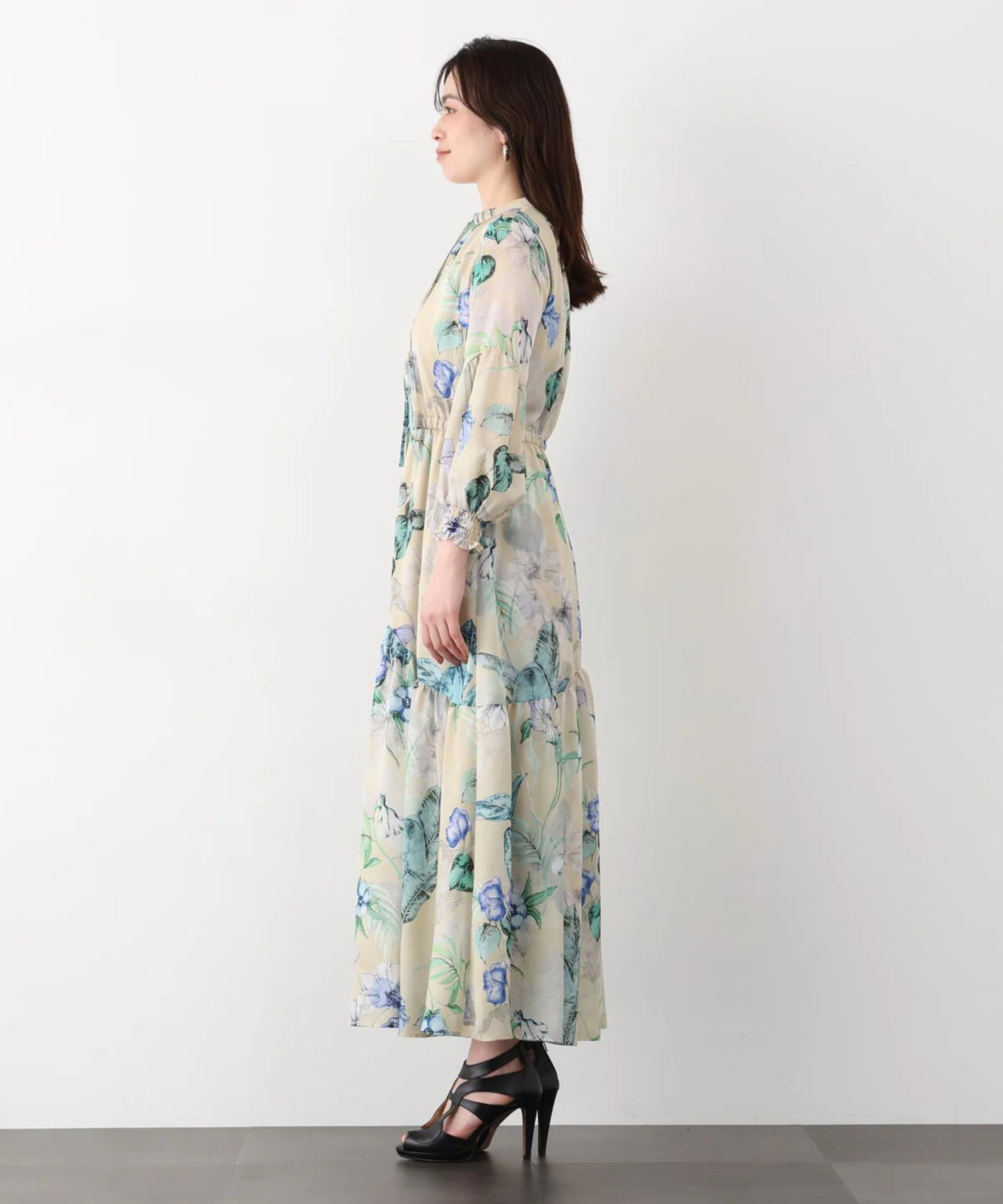 ボタニカルアートプリントワンピース(ベージュ系)ポリエステル / ストレッチ無し / 身頃のみ裏地付き / 両脇にポケットあり×2 / ウエストにゴム+共ひも入り / 前釦は飾り / 0316140317