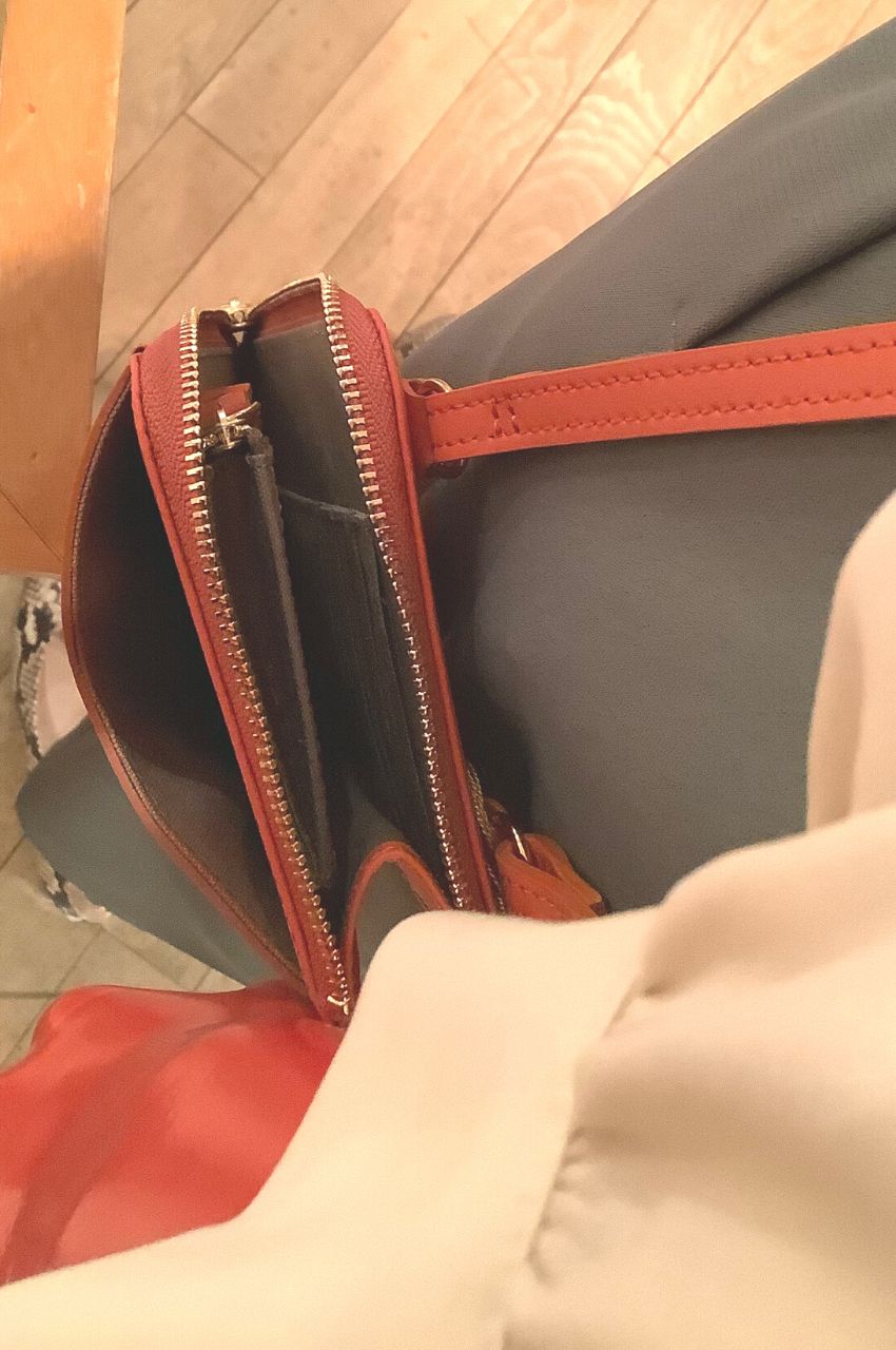 ADRIA / V-1425 / Orange / スプリットレザー スマートフォンポシェット（オレンジ）アドリア / 牛革 / ショルダーバッグ / ストラップ調整可 / iPhone14ProMaxまで入る / 日本製【正規販売店】