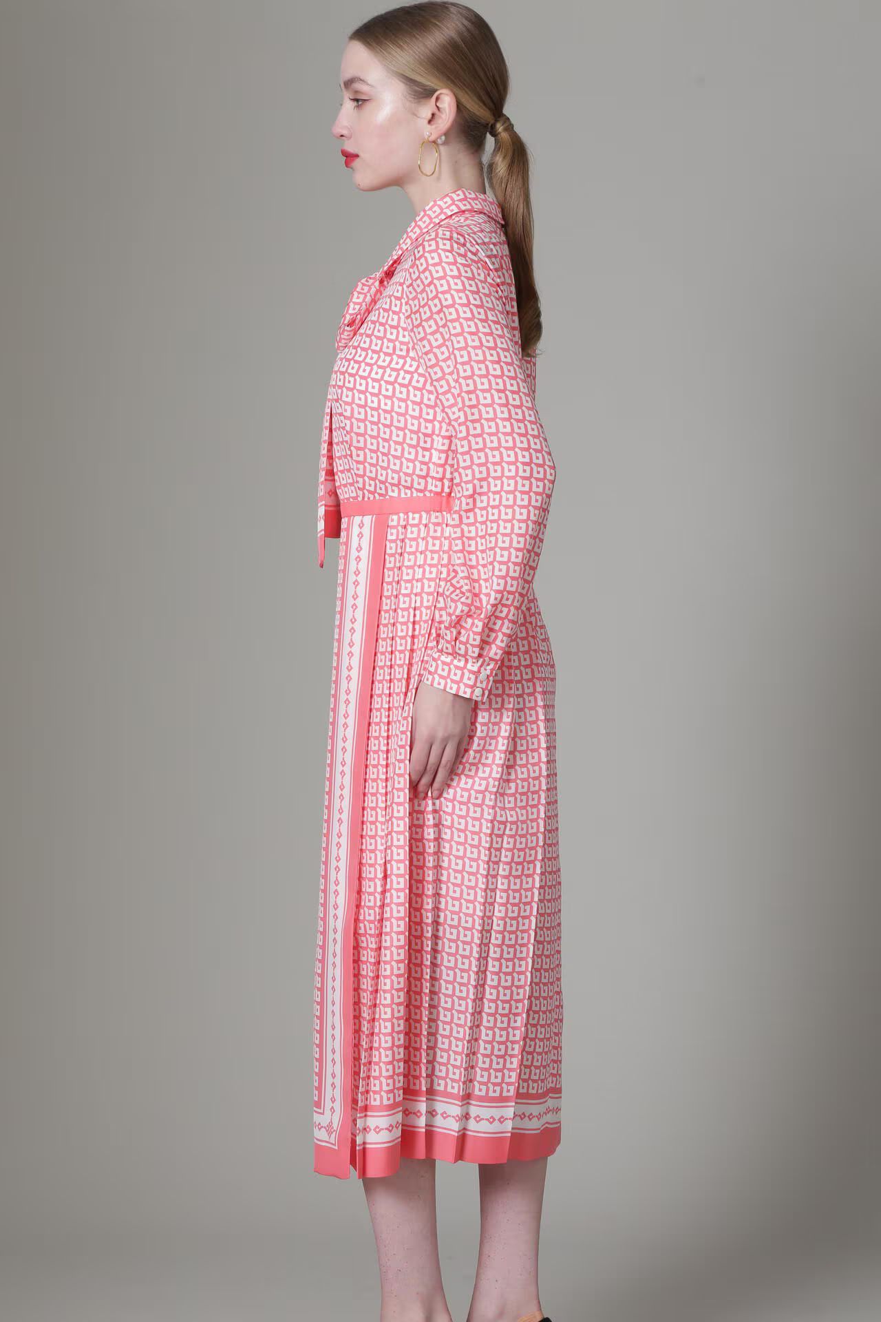 [URBAN PRECIOUS] ジオメトリックプリントワンピース (ピンク) / ポリエステル 100% / 裏地付き / 共布リボン付 / 0315140111