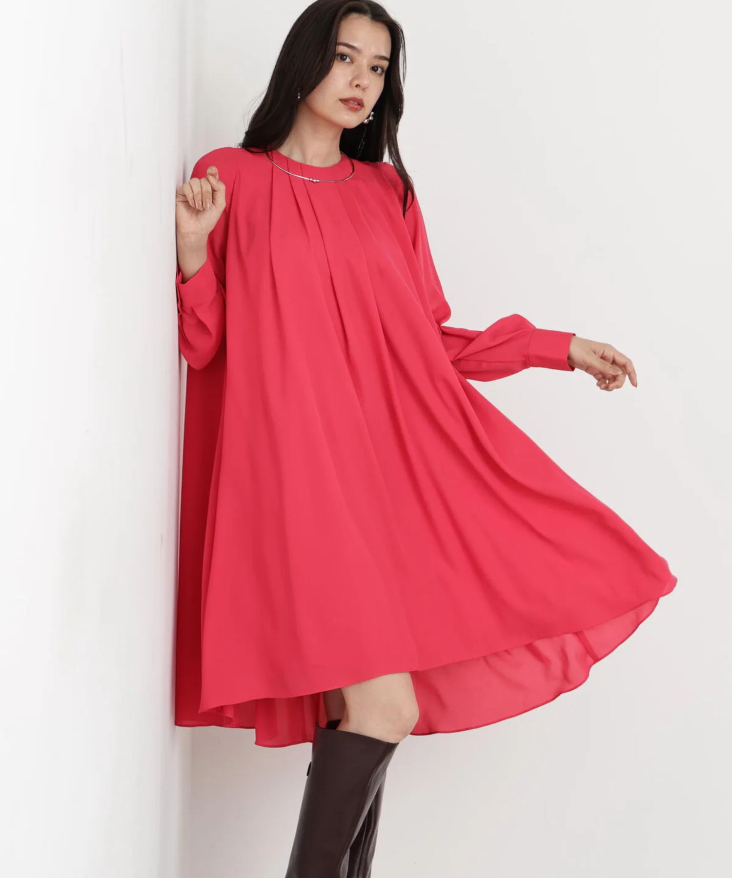 タックフレアジョーゼットワンピース(レッドピンク)ポリエステル / 見頃裏地付き / 後ファスナー / 0315240125