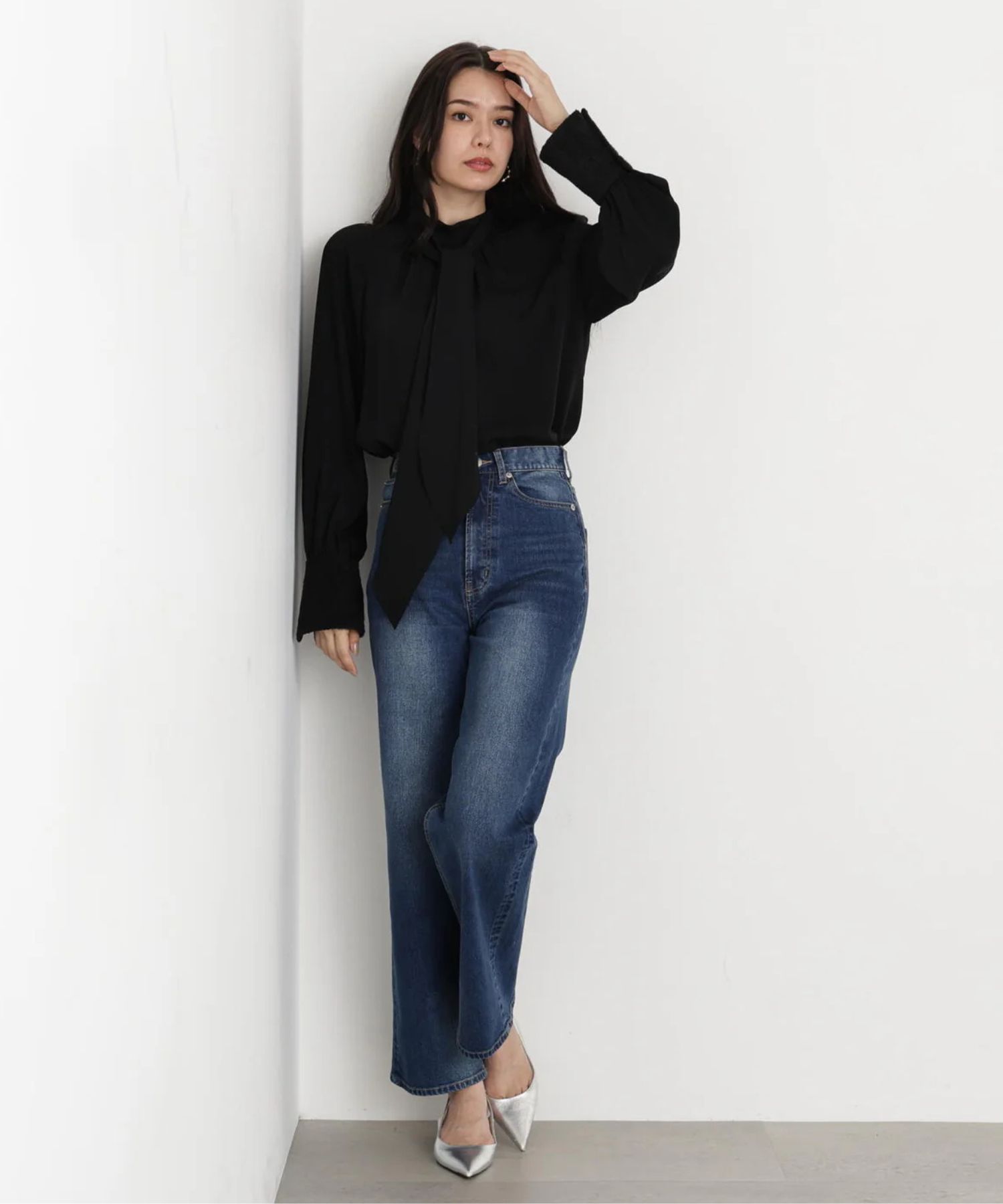 ジャギーカフスリボンブラウス(ブラック)ポリエステル / ウォッシャブル / 手洗い可 / ストレッチあり / 裏地無し / 後衿ファスナーあき / 取り外し可能共布リボン付き / 0315210103