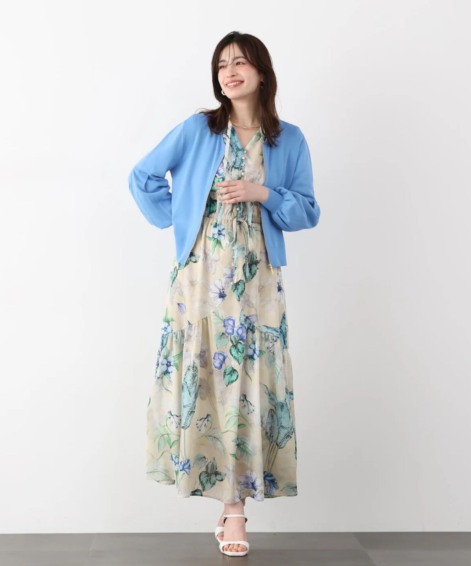 ボタニカルアートプリントワンピース(ベージュ系)ポリエステル / ストレッチ無し / 身頃のみ裏地付き / 両脇にポケットあり×2 / ウエストにゴム+共ひも入り / 前釦は飾り / 0316140317