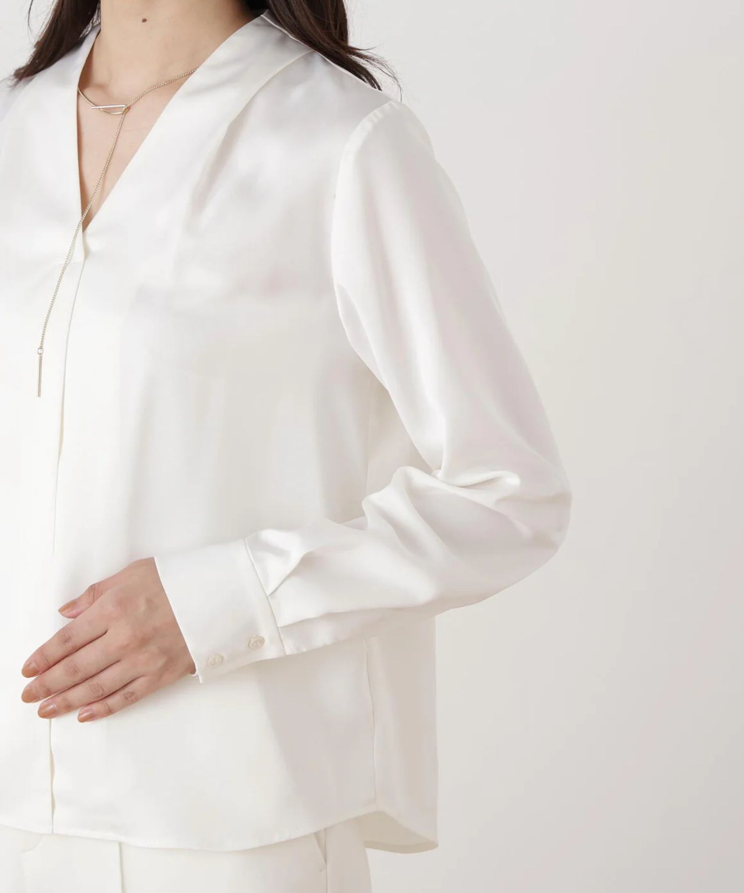 チェーンネックレス付ブラウス(ホワイト)ポリエステル / ストレッチ性あり / 裏地無し / 後ろ中心ファスナーあき / 取り外し金属パーツ付き / 0316110132