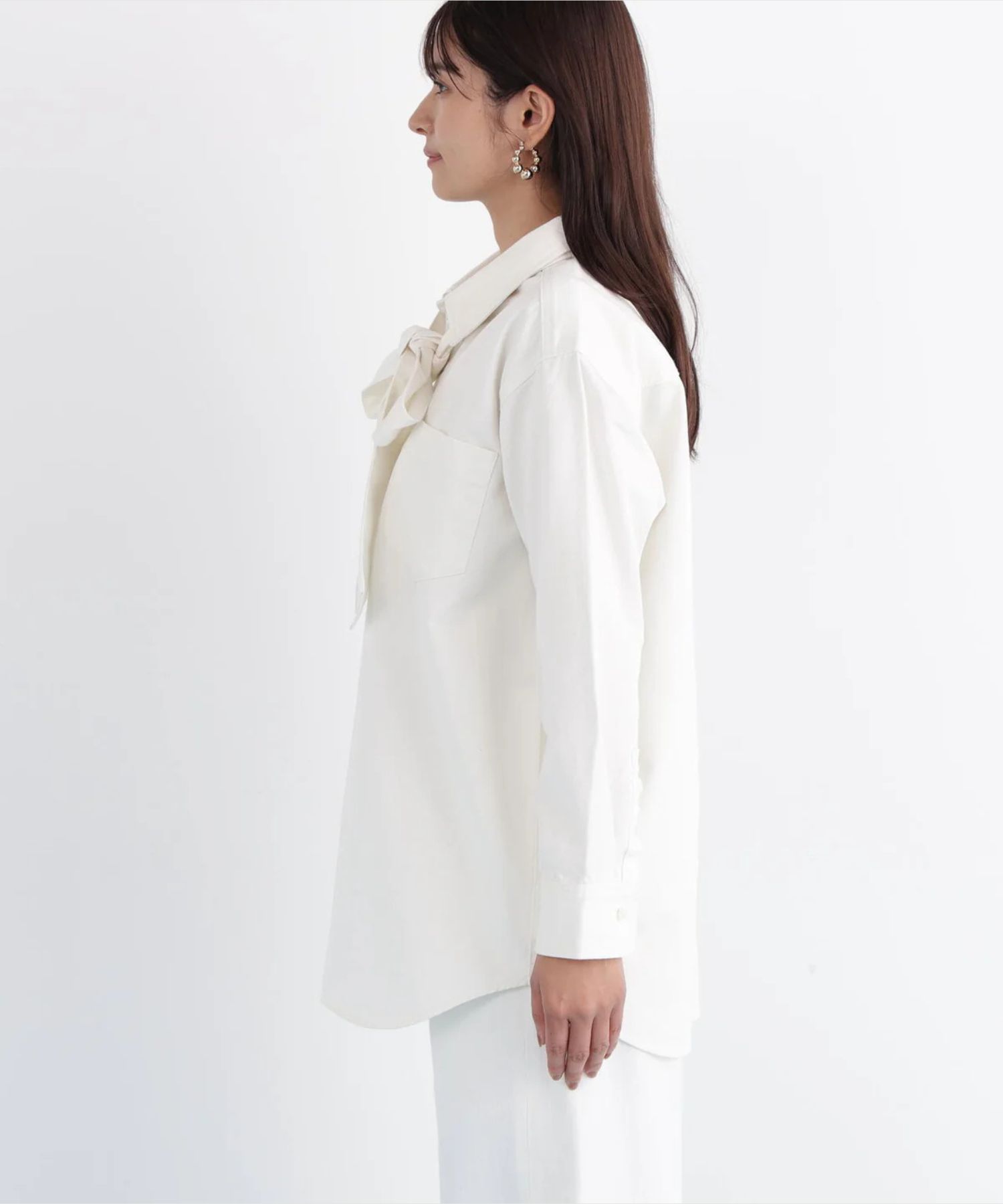 ネックリボンデニムシャツ(ホワイト)コットン100% / ストレッチなし / ボタンあき / 取り外しボウタイ付き / 胸ポケット×1 / 0316110108