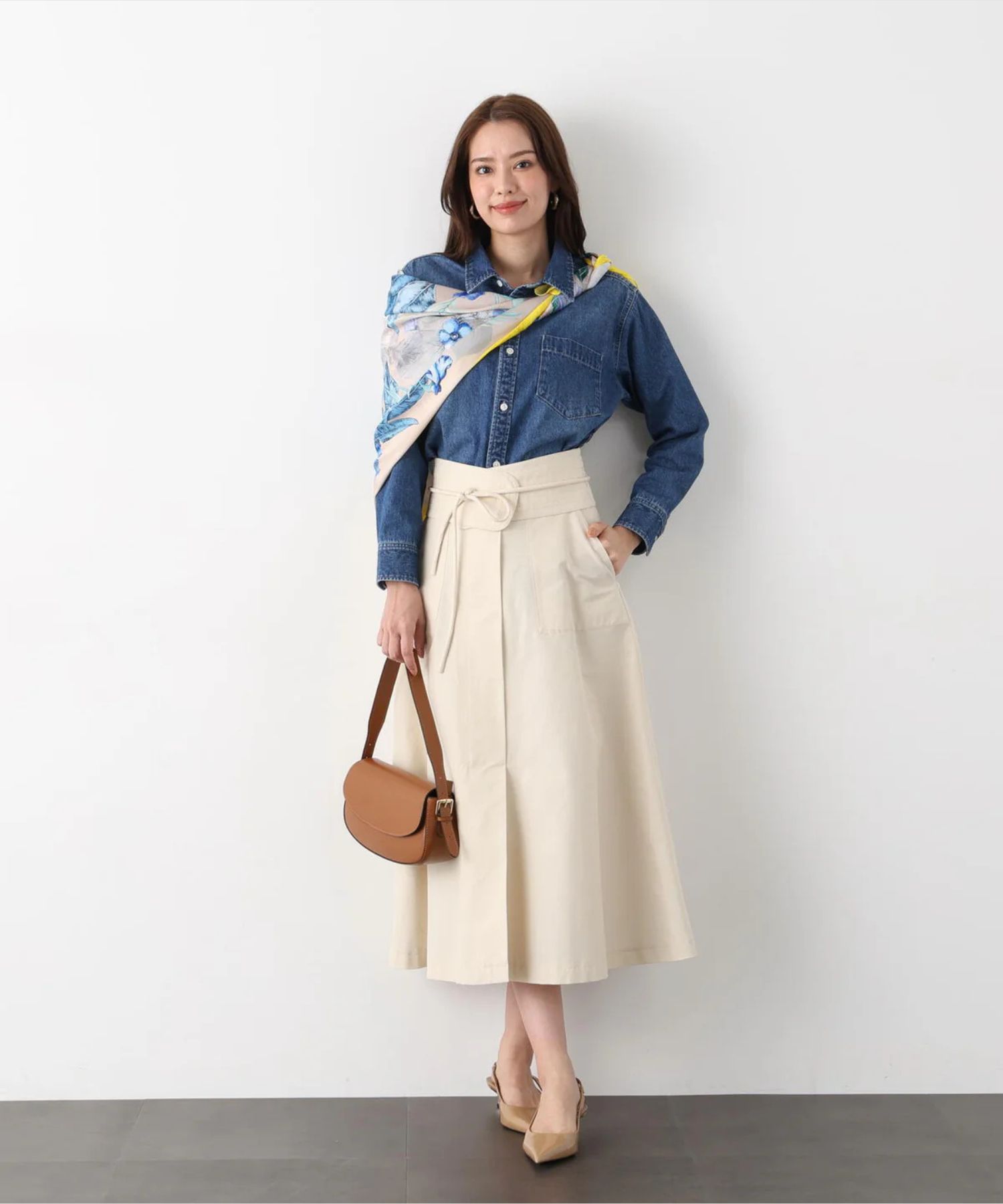 ネックリボンデニムシャツ(インディゴ)コットン100% / ストレッチなし / ボタンあき / 取り外しボウタイ付き / 胸ポケット×1 / 0316110108