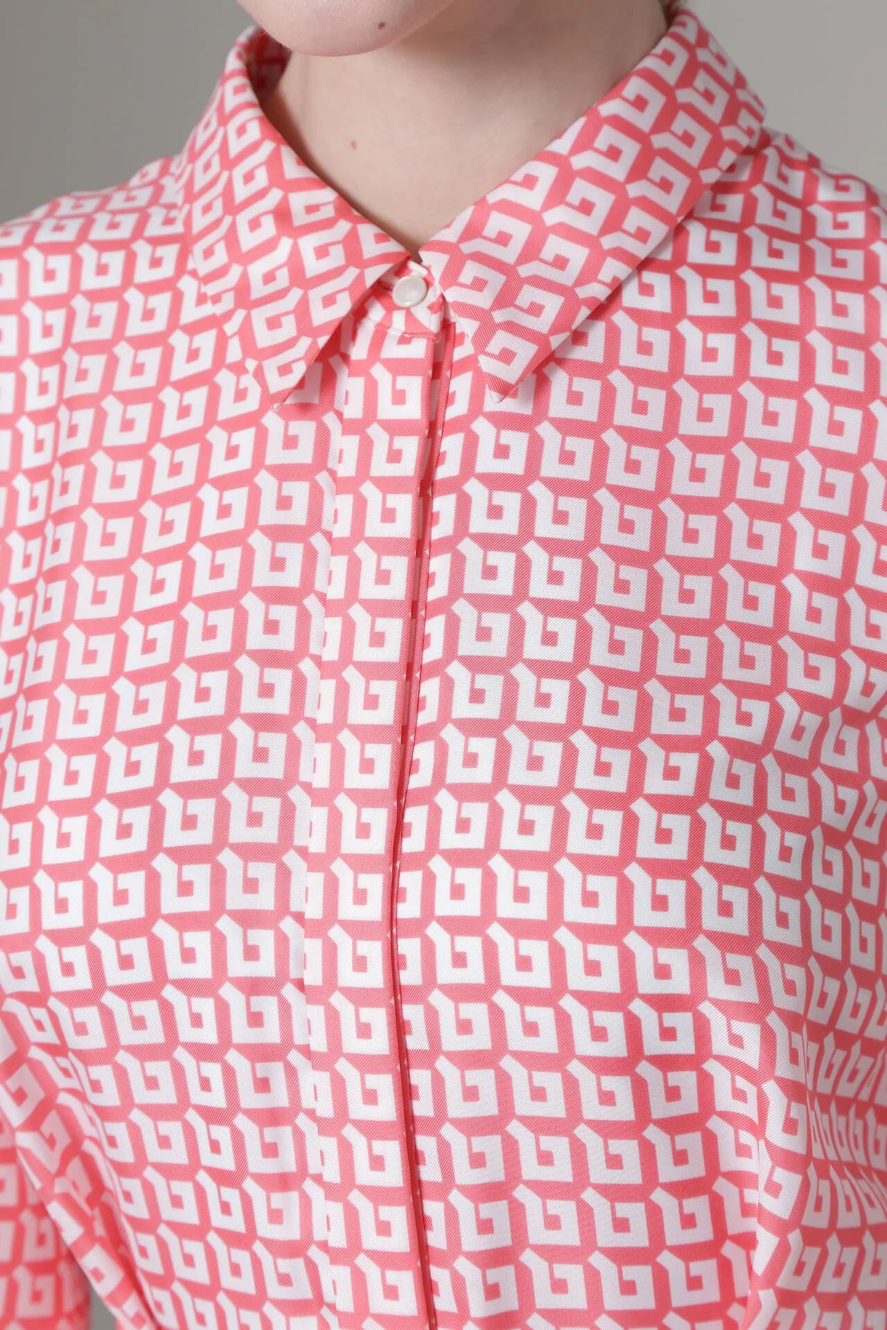 [URBAN PRECIOUS] ジオメトリックプリントワンピース (ピンク) / ポリエステル 100% / 裏地付き / 共布リボン付 / 0315140111