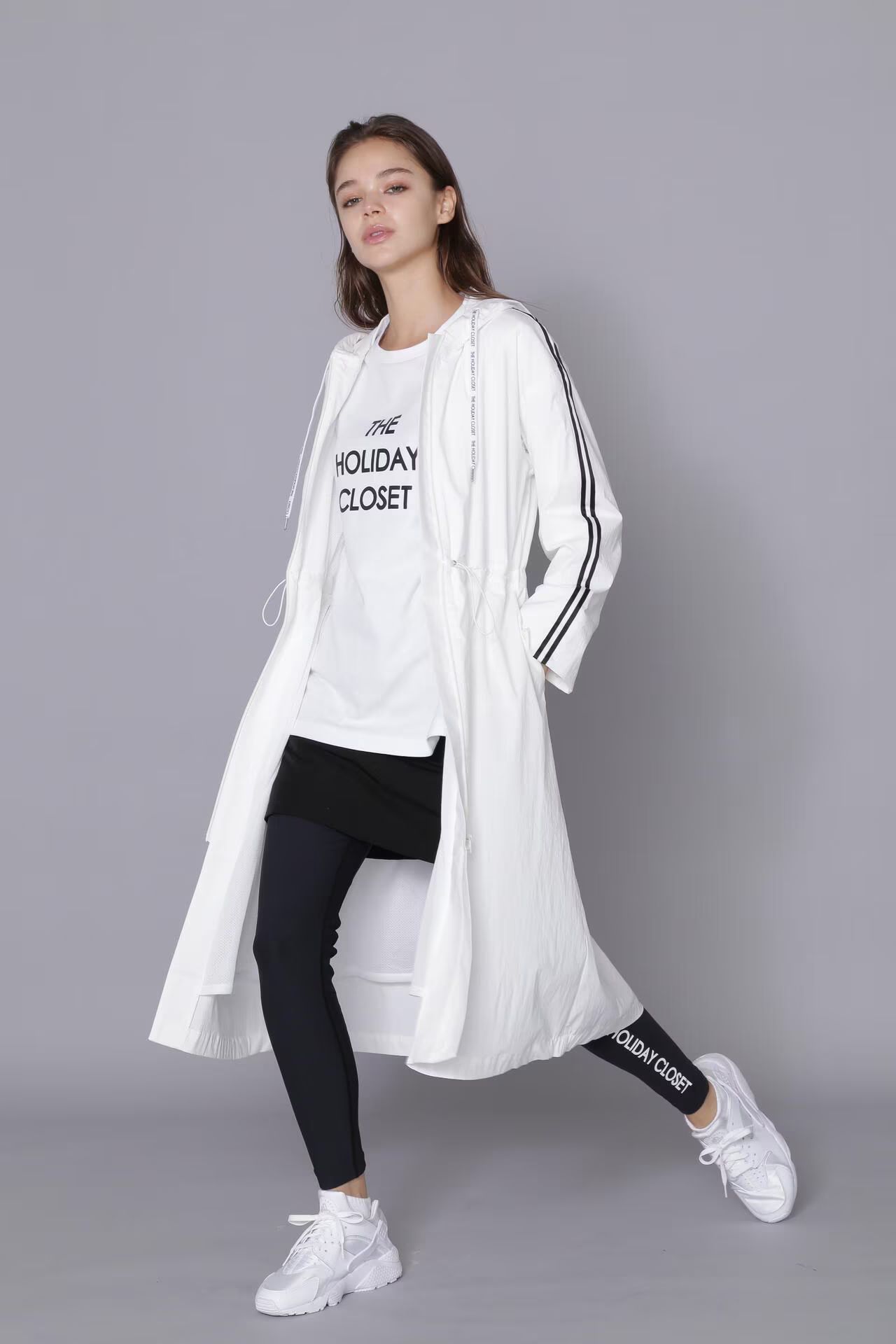 [THE HOLIDAY CLOSET] ロゴロンT（ホワイト）綿 100% / カットソー素材 / ストレッチ / 脇スリット有り / ウォッシャブル