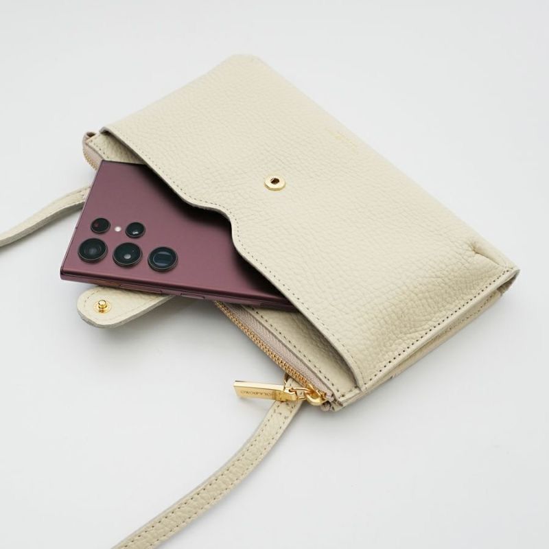【ADRIA / アドリア】V-1371（Warm Taupe / ウォームトープ）シュリンク型押しレザー 横型スマートフォンポシェット / 牛革 / iPhone Pro入るサイズ