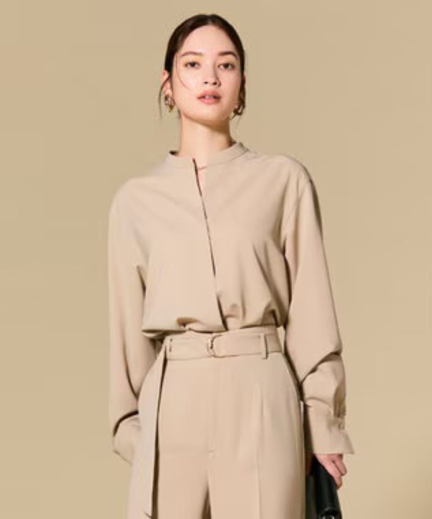 SPHENE / スタンドカラープルオーバーブラウス (Beige) ポリエステル / 長袖 / ストレッチ  / 手洗可 / BLCWLS0103